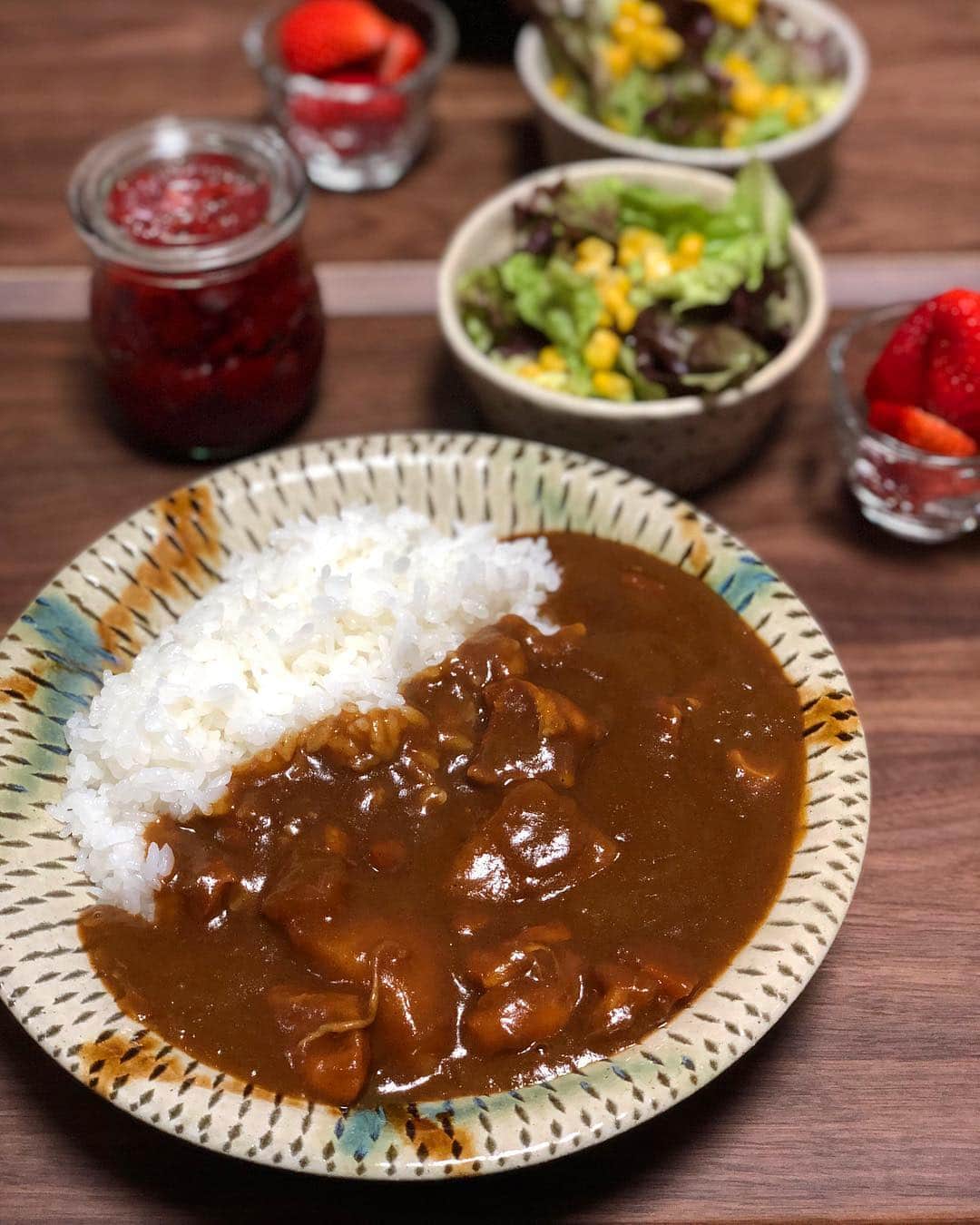 chaako ちゃあこのインスタグラム：「2019.4.16 * * 今日の晩御飯٩(๑❛ᴗ❛๑)۶ * ＊辛ーいチキンカレー ＊サラダ ＊苺 * でした(๑´ڡ`๑) * 今日はカレー。 何でか、辛いカレーが食べたくて食べたくて。 我慢出来ずに作りました(*´ｰ`*)ﾉ * ストウブで作ると、カレーの旨味が変わる♡ 本当に美味しいー！ * これで明日もカレー。楽ちんだわ(∘¯̆ᘢ¯̆)و”ꉂ * * * 朝ドラの主題歌で毎朝癒されてます♡ #なつぞら * * *」