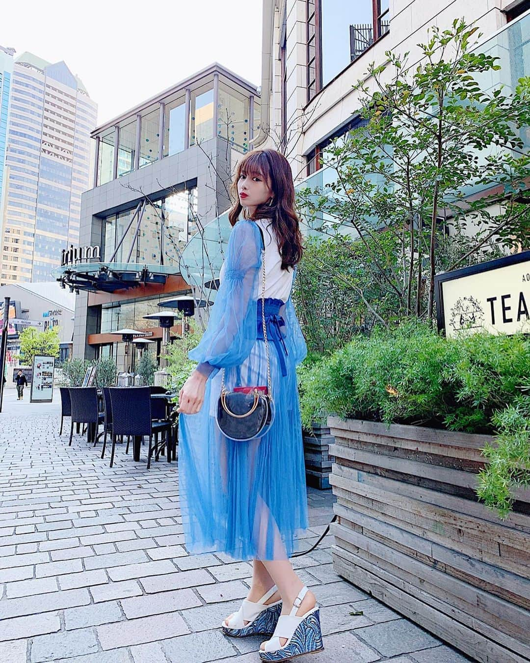 得あゆさんのインスタグラム写真 - (得あゆInstagram)「はいっ派手ワンピ💙👉🏻 ・ one-piece : @aelee_official sandal : @dianashoespress bag : @renaikeikaku_official ・ 色合いも形も好き💙 スタイルよく見えるよ💙 ・ ・ ・ ・ ・ ・ ・ ・ #ワンピ#ワンピース#コーデ#コーディネート#サンダル#春#大人カジュアル#大人可愛い#水色#スカート#セットアップ#カフェ#カフェ巡り#東京#お茶#インスタ映え#カメラ女子#メイク#写真#スタイル#ランチ#お昼ごはん#ヘアスタイル#巻き髪#cafe#onepiece#sandal#skirt#setup#blue」4月16日 20時28分 - tokuayu819