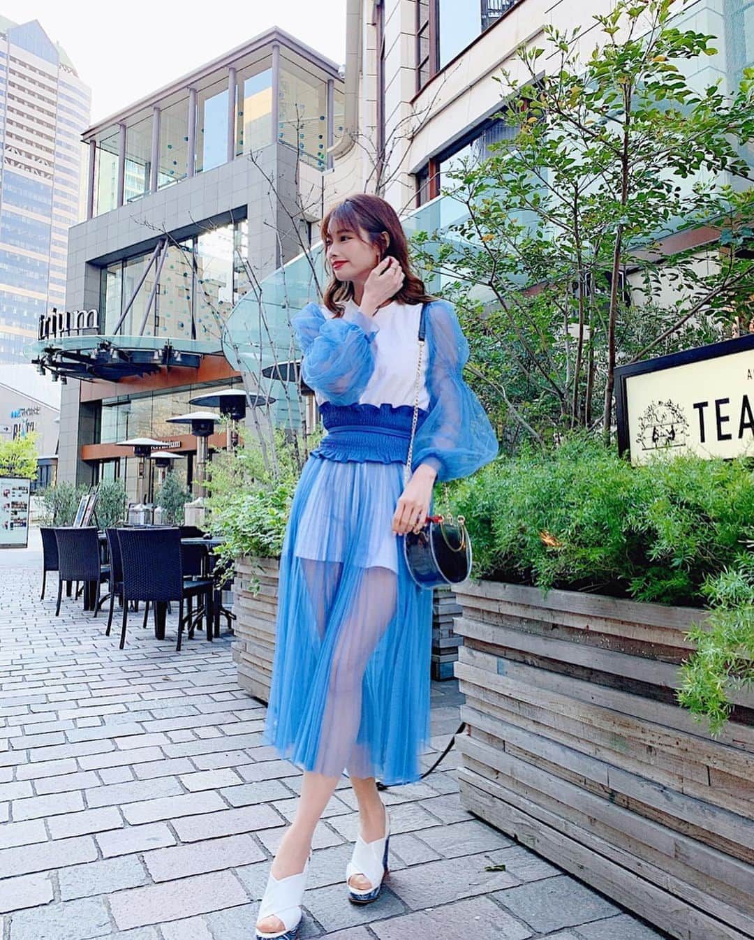 得あゆさんのインスタグラム写真 - (得あゆInstagram)「はいっ派手ワンピ💙👉🏻 ・ one-piece : @aelee_official sandal : @dianashoespress bag : @renaikeikaku_official ・ 色合いも形も好き💙 スタイルよく見えるよ💙 ・ ・ ・ ・ ・ ・ ・ ・ #ワンピ#ワンピース#コーデ#コーディネート#サンダル#春#大人カジュアル#大人可愛い#水色#スカート#セットアップ#カフェ#カフェ巡り#東京#お茶#インスタ映え#カメラ女子#メイク#写真#スタイル#ランチ#お昼ごはん#ヘアスタイル#巻き髪#cafe#onepiece#sandal#skirt#setup#blue」4月16日 20時28分 - tokuayu819