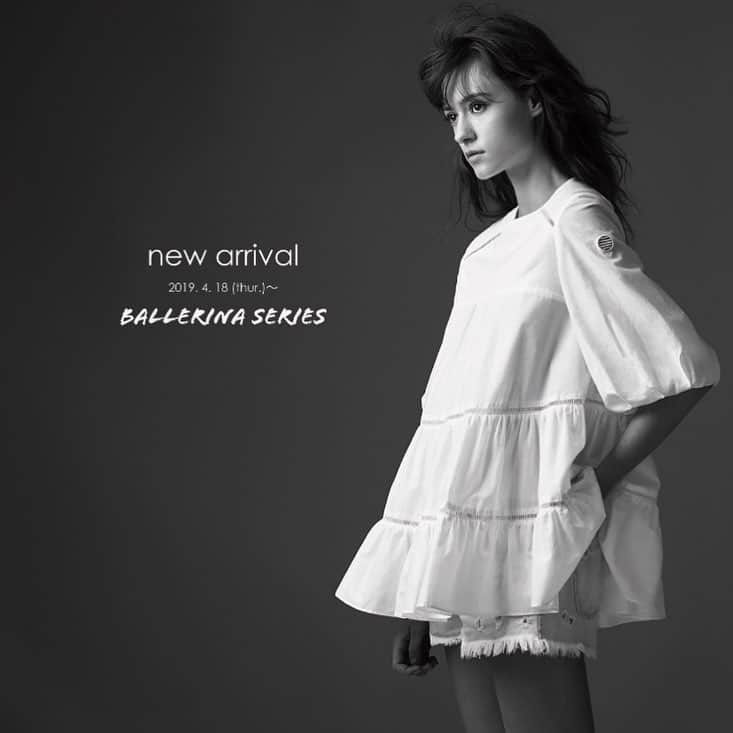 BORDERS at BALCONYのインスタグラム：「2019.4.18㈭の12:00に @bordersatbalcony_official の2019SS新商品、バレーリーナシリーズが発売致します！旅行の時に使いやすいBallerina Maxi Dressは今回、ブラック、ホワイト、ピンク、カーキの四色で登場します。ぜひお見逃しなく！⁣ ⁣」