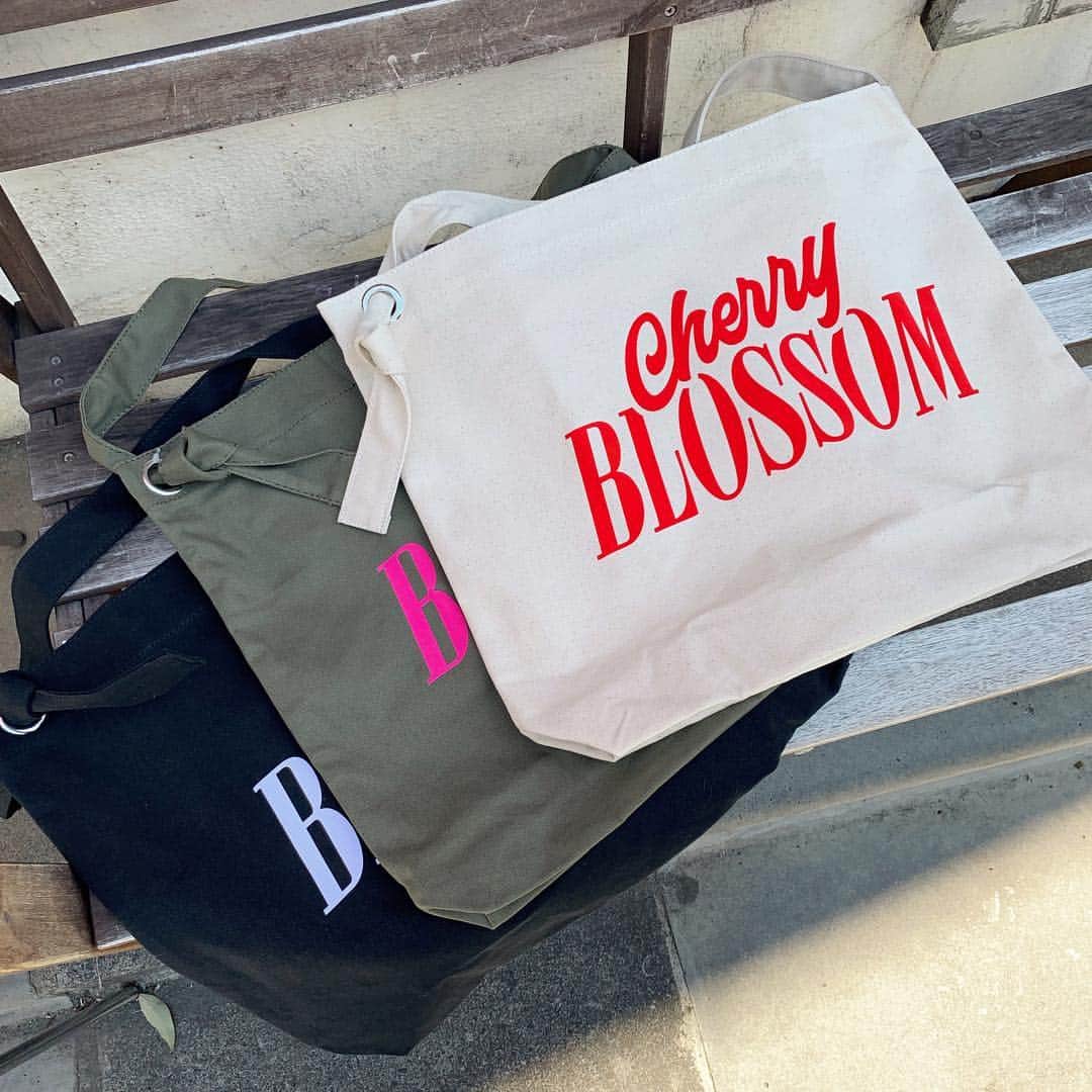 Aymmy in the batty girlsのインスタグラム：「【NEW ARRIVAL】﻿ ﻿ ◽︎CHERRY BLOSSOM RINM TOTE BAG﻿ col:NATURL/OLIVE/BLACK﻿ siz:FREE﻿ ¥5,400(taxin)﻿ ﻿ #aymmy #aymmyinthebattygirls ﻿﻿﻿ #エイミー #原宿 ﻿ #エイミーインザバッティーガール﻿﻿﻿ #バッグ #春 #トートバッグ﻿ #ショルダートート #ショルダーバッグ」