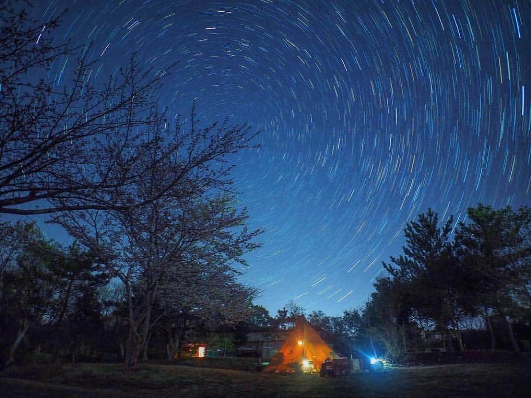 CAMP_HACKさんのインスタグラム写真 - (CAMP_HACKInstagram)「星空観察もキャンプの夜の楽しみのひとつ。こちらの写真は、カメラのライブコンポジットという機能を使って撮影されています。30分間の撮影画像が一枚の写真に合成されたもので、星空以外にも花火やペンライトアートなど幻想的な写真が簡単に撮影できますよ！ . . from CAMP HACK . CAMP HACKであなたのキャンプライフを取材します！ 『#camphack取材』を付けて投稿！ . Photo by @blues_efp さん . #camp #camping #camphack #outdoorlife #outdoor #trip #travel #japan #followme #weekend #travelling #outdoorgirl #family #familytrip #キャンプ #アウトドア #キャンプ道具 #キャンプ初心者 #家族 #外遊び #自然 #キャンプ場 #お出かけ #ライブコンポジット」4月16日 20時43分 - camp_hack