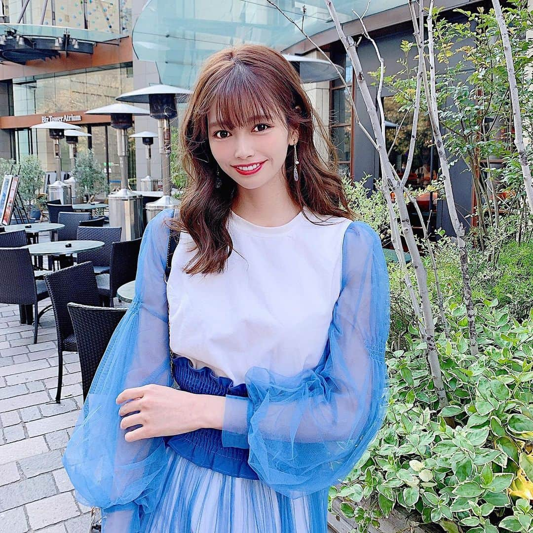 得あゆさんのインスタグラム写真 - (得あゆInstagram)「イヤリングもさりげなくblue💙 大好きな色の服着ると本当にパワー🔥 もりもりになるよね？？？💙 #これ以上元気になってもしょうがないので程々にしておきます🥰 ・ ・ ・ ・ ・ ・ ・ ・ #ワンピ#ワンピース#コーデ#コーディネート#サンダル#春#大人カジュアル#大人可愛い#ブルー#アクセサリー#カフェ#カフェ巡り#東京#お茶#インスタ映え#カメラ女子#メイク#写真#スタイル#お昼ごはん#ヘアスタイル#巻き髪#cafe#onepiece#sandal#skirt#setup#blue#イヤリング」4月16日 20時43分 - tokuayu819