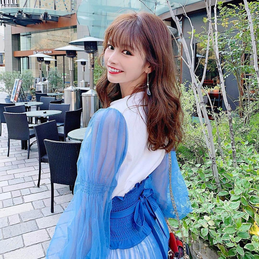 得あゆさんのインスタグラム写真 - (得あゆInstagram)「イヤリングもさりげなくblue💙 大好きな色の服着ると本当にパワー🔥 もりもりになるよね？？？💙 #これ以上元気になってもしょうがないので程々にしておきます🥰 ・ ・ ・ ・ ・ ・ ・ ・ #ワンピ#ワンピース#コーデ#コーディネート#サンダル#春#大人カジュアル#大人可愛い#ブルー#アクセサリー#カフェ#カフェ巡り#東京#お茶#インスタ映え#カメラ女子#メイク#写真#スタイル#お昼ごはん#ヘアスタイル#巻き髪#cafe#onepiece#sandal#skirt#setup#blue#イヤリング」4月16日 20時43分 - tokuayu819