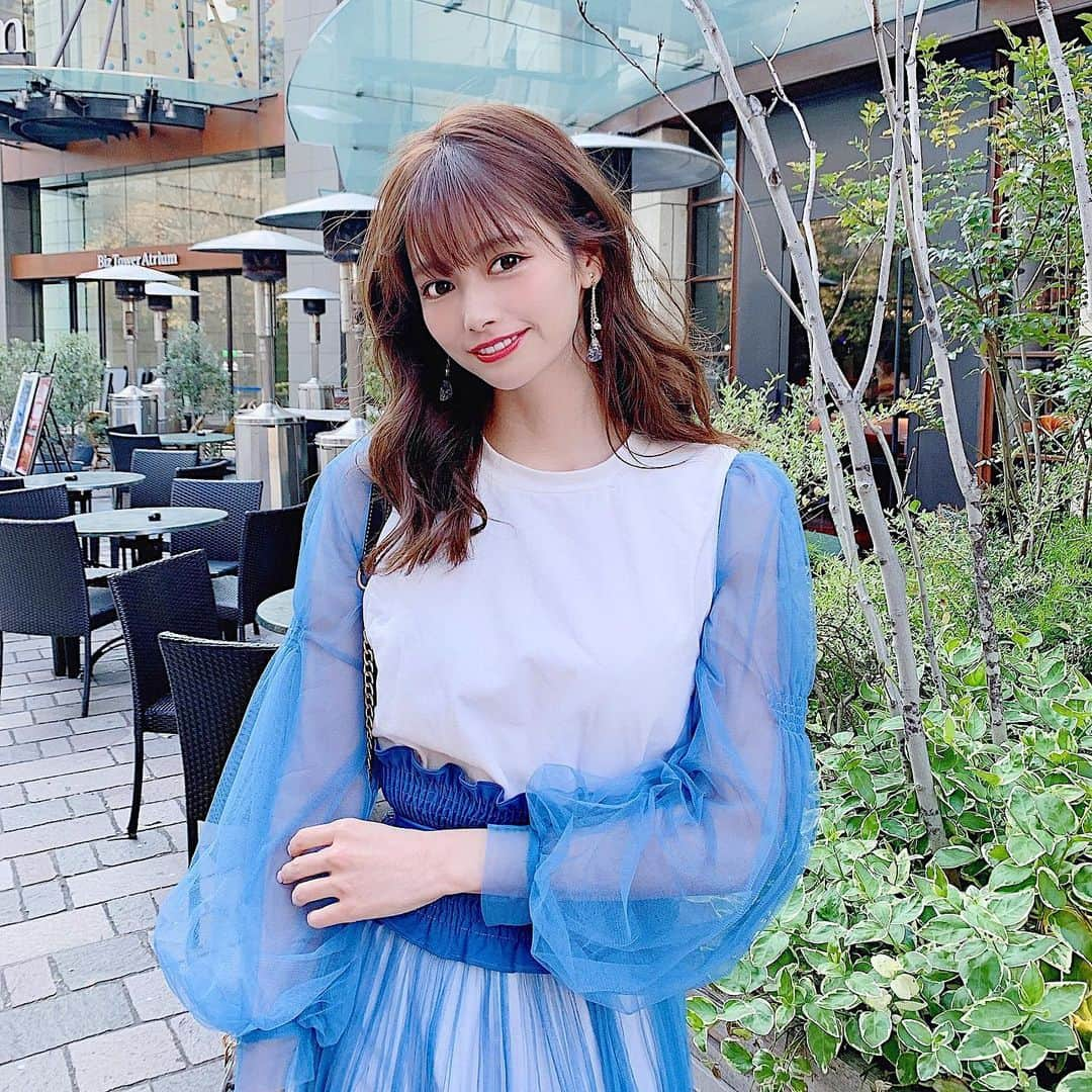 得あゆさんのインスタグラム写真 - (得あゆInstagram)「イヤリングもさりげなくblue💙 大好きな色の服着ると本当にパワー🔥 もりもりになるよね？？？💙 #これ以上元気になってもしょうがないので程々にしておきます🥰 ・ ・ ・ ・ ・ ・ ・ ・ #ワンピ#ワンピース#コーデ#コーディネート#サンダル#春#大人カジュアル#大人可愛い#ブルー#アクセサリー#カフェ#カフェ巡り#東京#お茶#インスタ映え#カメラ女子#メイク#写真#スタイル#お昼ごはん#ヘアスタイル#巻き髪#cafe#onepiece#sandal#skirt#setup#blue#イヤリング」4月16日 20時43分 - tokuayu819