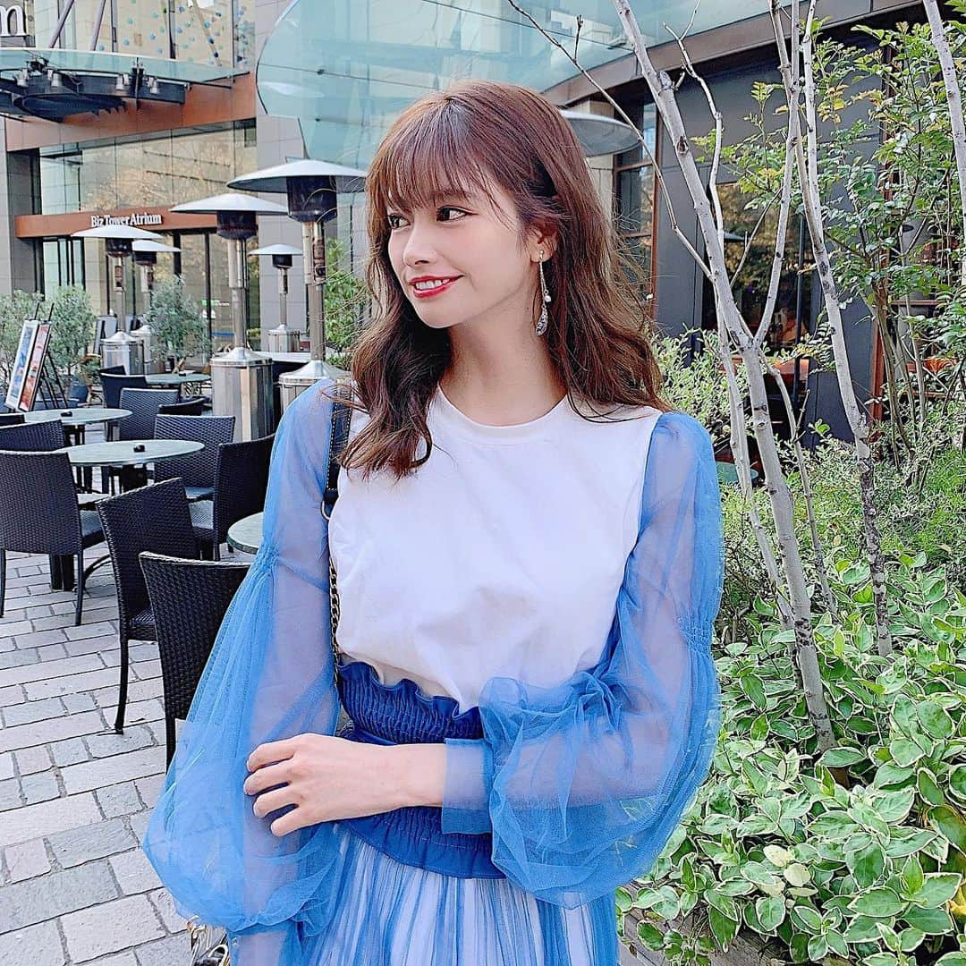 得あゆさんのインスタグラム写真 - (得あゆInstagram)「イヤリングもさりげなくblue💙 大好きな色の服着ると本当にパワー🔥 もりもりになるよね？？？💙 #これ以上元気になってもしょうがないので程々にしておきます🥰 ・ ・ ・ ・ ・ ・ ・ ・ #ワンピ#ワンピース#コーデ#コーディネート#サンダル#春#大人カジュアル#大人可愛い#ブルー#アクセサリー#カフェ#カフェ巡り#東京#お茶#インスタ映え#カメラ女子#メイク#写真#スタイル#お昼ごはん#ヘアスタイル#巻き髪#cafe#onepiece#sandal#skirt#setup#blue#イヤリング」4月16日 20時43分 - tokuayu819