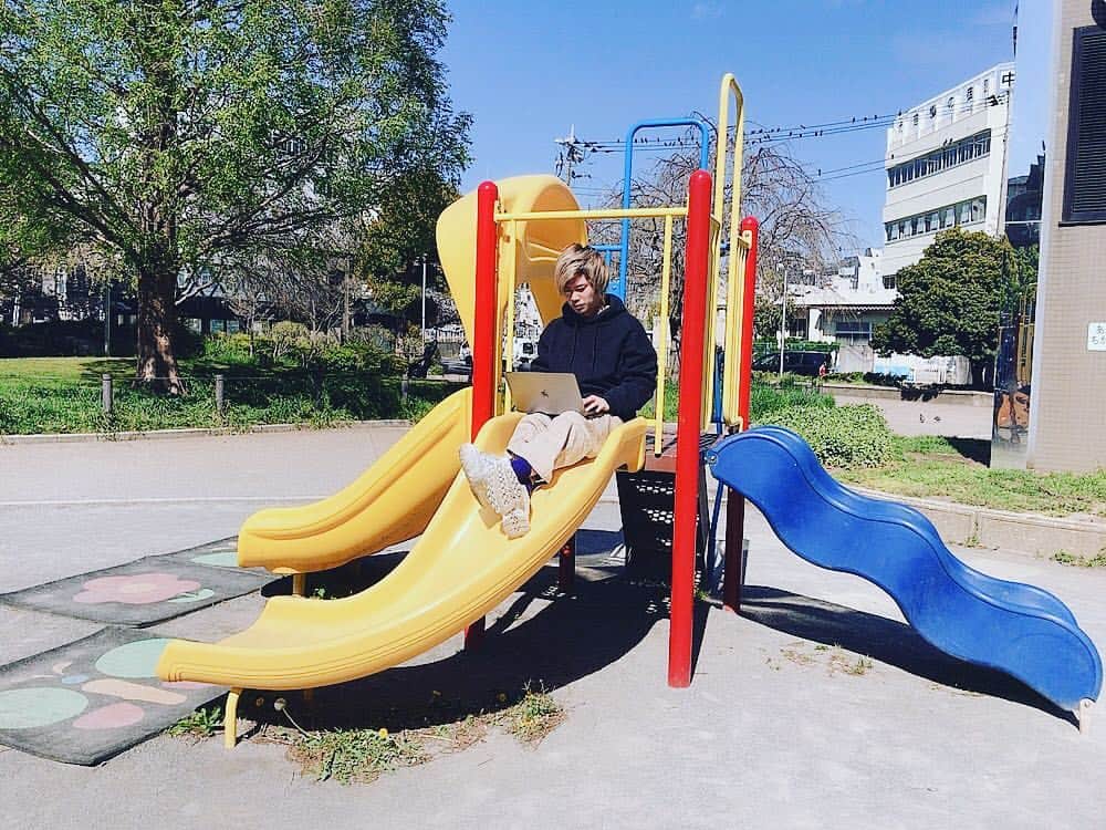 のインスタグラム：「天気が良い日はいつも公園で編集してます」