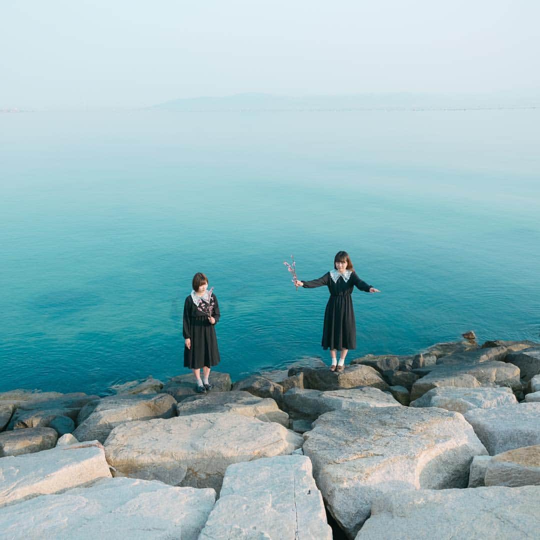 Kobe Japan Water artのインスタグラム：「"a  conductor and a singer🎶" . 2人ぼっちの音楽隊🎶. #全力の指揮者. #指揮者を見ないシンガー. #ふたりのおあそび.」
