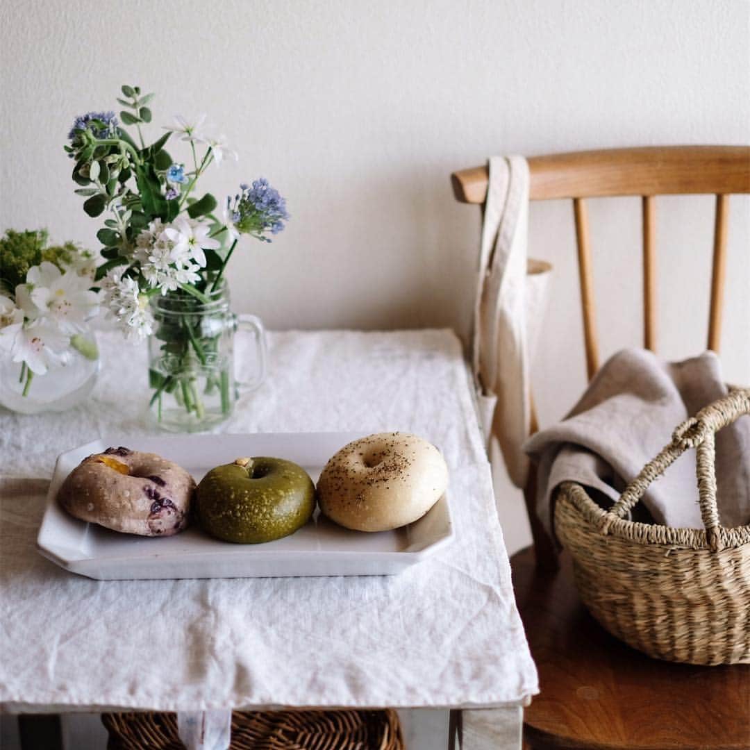 maggydaisyのインスタグラム：「_  小江戸で買って来たベーグルと デイジーへのお花 今回は白とブルーに❁」