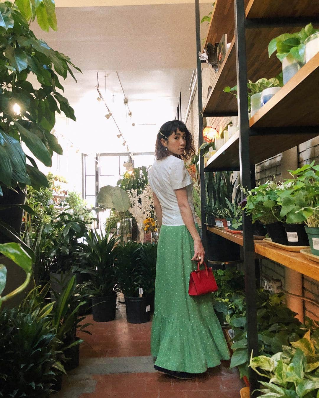 ベイカー恵利沙さんのインスタグラム写真 - (ベイカー恵利沙Instagram)「Second collaboration line with @aquascutum_japan ♡ This top and skirt 🥝💚 スカートもつくりました🌻 緑とネイビーの2色 緑にはベージュのドット ネイビーには薄紫のドット すとんとゆるやかなAラインに 切り替えでひらっと付けたフリル部分 さりげないスリット 完璧なシルエットに出来上がって本当に感激！😭💚 歩くとますます可愛いです こちらのコーディネートは、トップスもコラボ商品 トップスはSM展開 スカートはフリーサイズです スカートのシルエットが本当に綺麗なので、是非履いて見て欲しい！ でもあまりに綺麗にできたので試着出来なくても安心してオンラインで買って頂けます😊自信作♡ ちなみに商品は丈が5センチ短くなります わたしは164センチです！ 実際の商品は155センチの方に履いてもらっても全く問題なく着られる長さになりました😊 4/24発売 アクアスキュータム公式オンラインサイトと下記のショップで展開します。 札幌三越/玉川タカシマヤ SC/三越日本橋本店/三越銀座店/ウィング高輪 WEST/ ジェイアール京都伊勢丹/ＶＩＯＲＯ/アクアスキュータム神戸 #えりさホワイト #アクアスキュータムホワイトレーベル」4月16日 20時51分 - bakerelisa