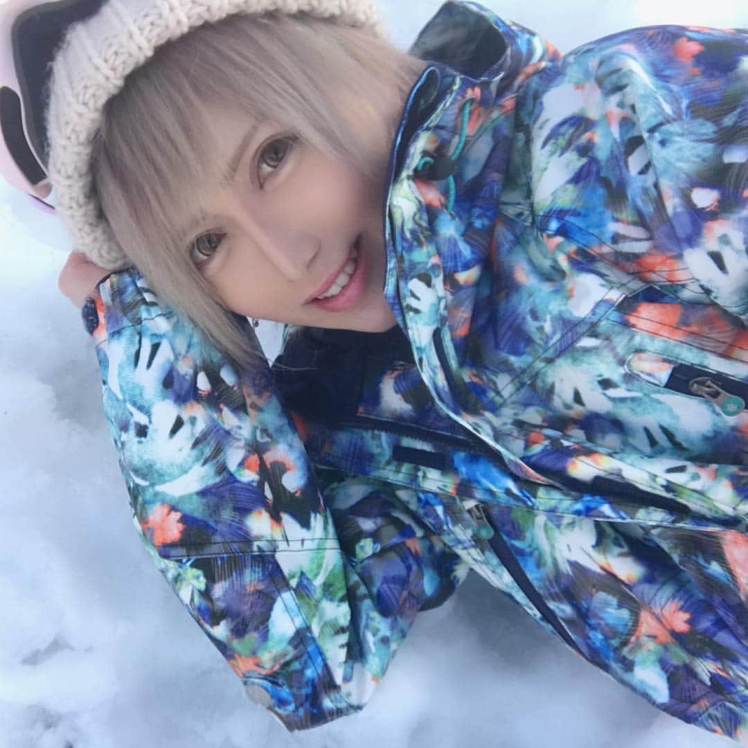 マシロンケーキのインスタグラム：「. スノボ行ってきました❄️ この日人生で初めてスノボしたんだけど営業時間30分前に行って無理やりロープウェイ乗ったら上級者コースに間違えて登り救助隊が来てくれました笑 だから滑ってる動画ないのです！← ゲレンデマジックはありませんでした。 #スノボ#スキー場#スキーとは違う#12年ぶりのスキー場#元ホスト#美容#整形#中性#メイク#コスメ#ファッション#fashion #ootd#follow#followme #ootd#me#自撮り#youtuber #マシロンケーキ」