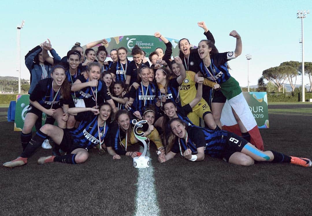 インテルナツィオナーレ・ミラノさんのインスタグラム写真 - (インテルナツィオナーレ・ミラノInstagram)「INTER WOMEN’S UNDER-19 CHAMPIONS OF ITALY! 🏆🥇🇮🇹 #Inter #ForzaInter #InterWomen #WomenFootball #Trophy #Win #Celebration #Champions #Football」4月16日 20時47分 - inter