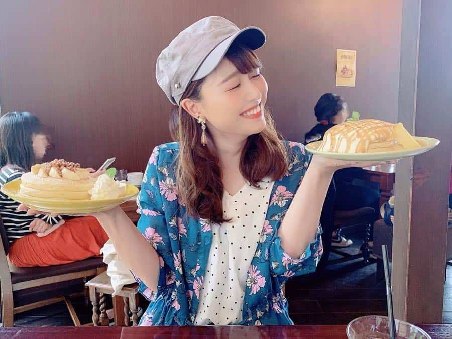 岩本恵美加さんのインスタグラム写真 - (岩本恵美加Instagram)「❁.*･ﾟ * 先日、富士にある Cafe Escapeに行ってきました🥞✨ ㅤㅤ ☑︎リンゴとシナモンのバターパンケーキ ☑︎バナナとクルミのパンケーキ ㅤㅤ 焦がしカラメルソース？がかかった 甘さ控えめのクリームでおおわれていて おいしかった〜☺️💕 ㅤㅤ ランチで行った富士宮にある ろくまるやの #黒毛和牛ステーキ雲丹丼 も おいしかったよ🤤💭 ㅤㅤ 藤枝に帰ってきて #ストロベリーベリーマッチフラペチーノ 𖠚ᐝ ㅤㅤ この日はたーくさん食べました〜🥰 ㅤㅤ . ㅤㅤ #本当は望月商店に行きたかった #まさかの日曜定休 #でも美味しいもの食べれて幸せ ♡ ㅤㅤ #富士 #富士カフェ #富士宮カフェ #CafeEscape #カフェエスケープ #パンケーキ #パンケーキ食べたい #富士宮ランチ #ろくまるや #黒毛和牛 #雲丹 #黒毛和牛ステーキ雲丹丼 #スタバ #スタバ新作 #strawberryverymuchfrappuccino #lunch #sweets #cafe #instafood #instafashion #outfit #ootd #岩本恵美加」4月16日 20時48分 - emk_iwmt