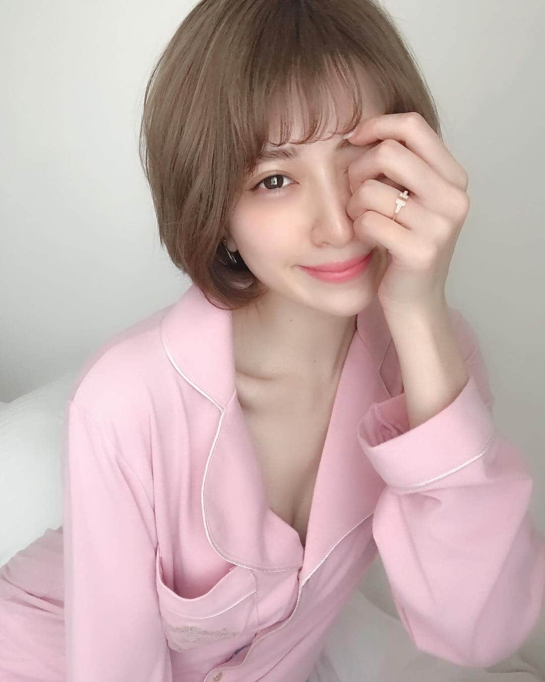 のインスタグラム：「good night💗💭 * 新しいルームウェアでるんるん🥳 彼氏のシャツを借りました💗みたいなゆったり大きめシャツがかわいいよね☺️ なめらかな生地で着心地もいいよ🧸🎀 * * * #Rady#彼シャツパジャマ#彼シャツ#レディ#パジャマ#ルームウェア#休日コーデ」