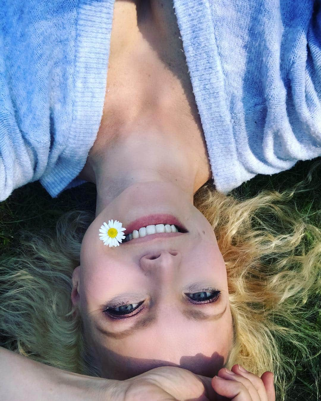 フランツィスカ・クヌッペさんのインスタグラム写真 - (フランツィスカ・クヌッペInstagram)「Let the sunshine in your heart ❤️💋✨🎶☀️ #Daisy #Gänseblümchen #smile #positivevibes #spring #enjoylife #everysecond」4月16日 20時50分 - franziskaknuppe