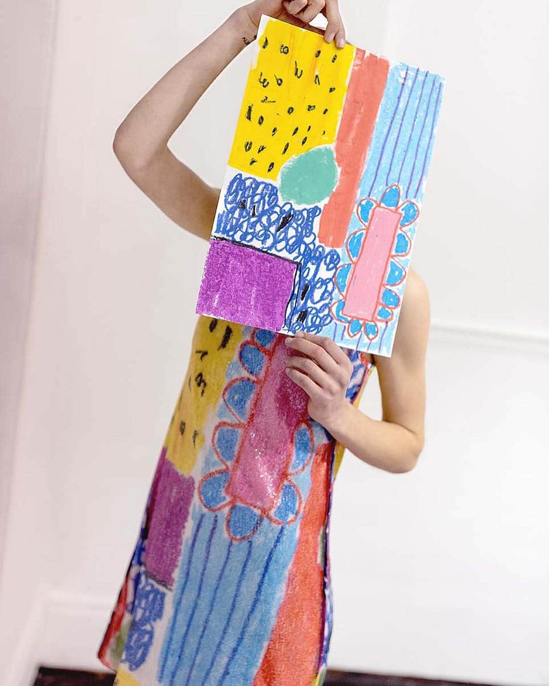 イブルースさんのインスタグラム写真 - (イブルースInstagram)「Printemps Prints.  #ARTastic dress featuring a pattern designed by @helendebullock X #iBlues  #capsulecollection #collab #artist #prints #colorful #sequindress #nowonline」4月16日 20時53分 - iblues_official