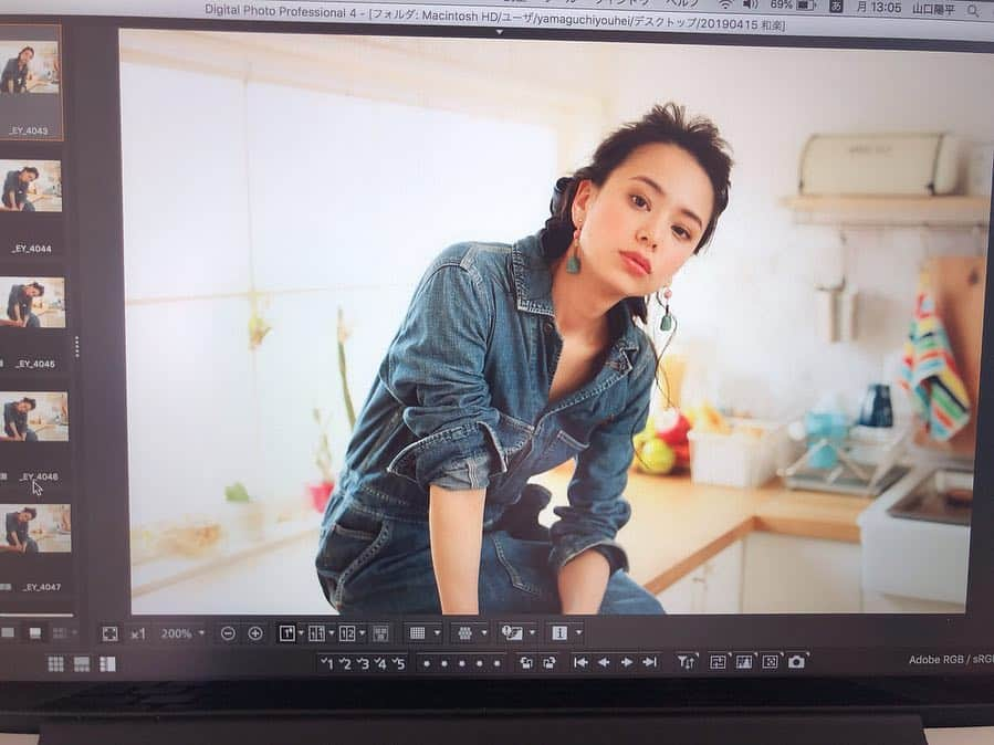 TANAKA SAKi 田中紗貴さんのインスタグラム写真 - (TANAKA SAKi 田中紗貴Instagram)「.﻿ オシャレ写真撮ってもらえた🍽💓﻿ Hair: @pacific.dazzle  Photo:﻿ @yoheyphoto ﻿ ﻿ こーゆー雰囲気も﻿ もっと勉強しないと！ ﻿ ﻿ ﻿ #撮影#撮影データ﻿ #ヘアアレンジ#ナチュラルメイク﻿ #キッチン#デニムワンピース #男の子ママ#ママガール#ママモデル #モデル#田中紗貴」4月16日 20時54分 - sakiwo.523