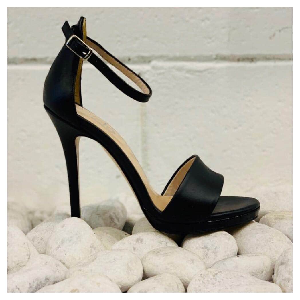 のインスタグラム：「#islo #isloisabellalorusso #isloshoes #sandal #leather #black #fashion #style #shoesoftheday #loveit #heels #tacchi #tacchialti #highheels #shoesaddict #shoponline #shoppingonline #newarrivals #newentry #soraya #madeinitaly #staytuned」