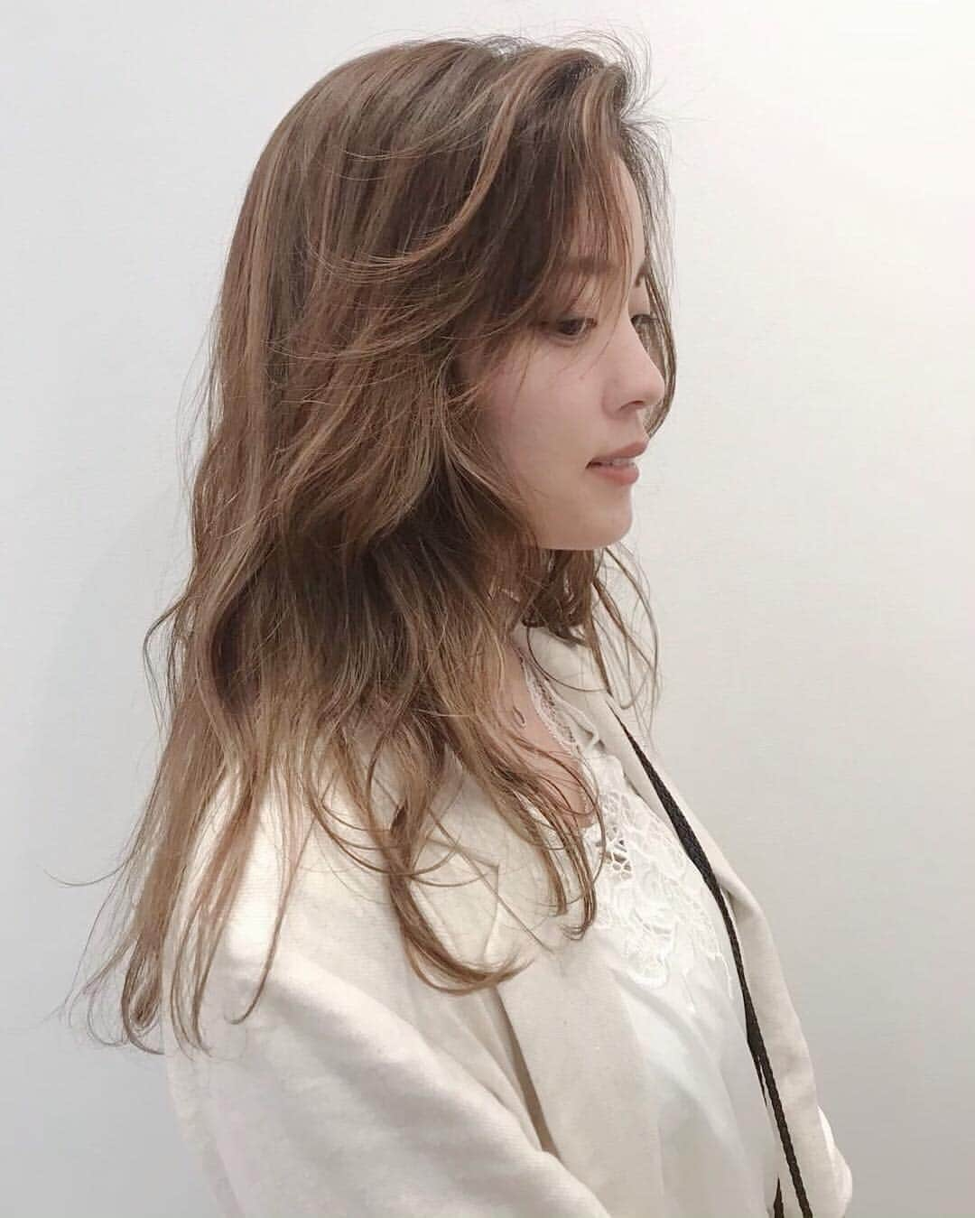 丸山クルミさんのインスタグラム写真 - (丸山クルミInstagram)「🆕#haircolor 💐 よく髪色のことを質問でいただくので 担当の美容師さんに聞いてみたら "根元は暗めのカラーを入れて、 全体にハイライト多めのベージュ系ニュアンスカラー" というみたいです🌈☺️ #ヘアカラー#ベージュ#ハイライト」4月16日 21時09分 - hiuianela