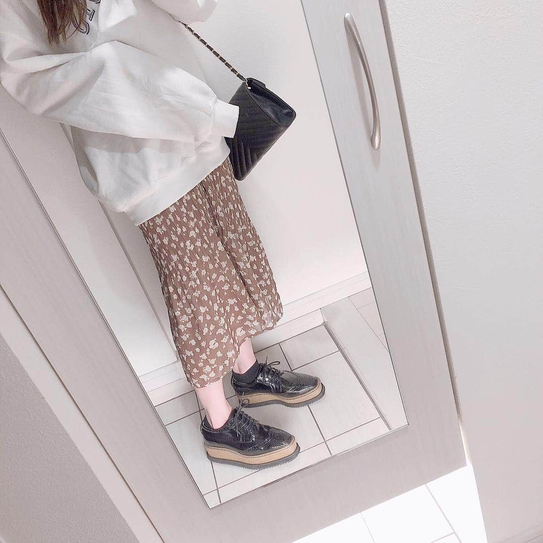 植木南央のインスタグラム：「#ootd tops→ @kastane_  skirt→ @flower_fukuoka  shoes→ @archives__official ⠀ 朝、暗闇の中で 靴下選んじゃうと いつも左右違う😭靴下適当なの直したい😭 #70コーデ」