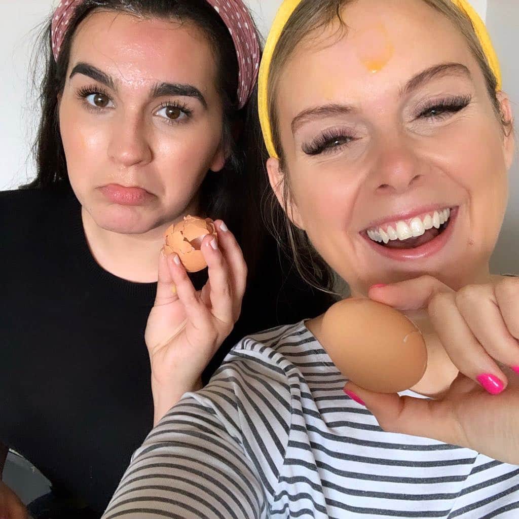 Benefit Cosmetics UKさんのインスタグラム写真 - (Benefit Cosmetics UKInstagram)「EGGstra for Easter 🐣 Today Lauren and Zoë took on an EGG Roulette challenge over on our IG live 😂 There were 12 eggs, 3 were raw and you guys got to decide which egg got smashed on their faces 🙈 Go check it out to see how it all unfolded 😂 #benefit #EGGstra」4月16日 21時01分 - benefitcosmeticsuk