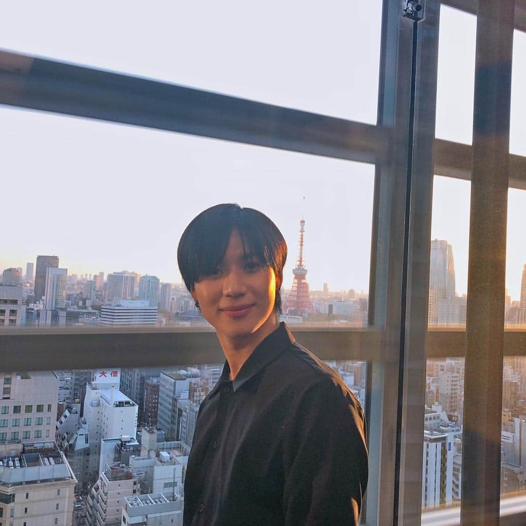 SHINeeのインスタグラム：「‪. 今日は久しぶりに日本のテレビ番組の収録でした！‬ ‪どんな番組か、お楽しみに〜‬ ‪写真は楽屋でのビューをおすそ分け📸‬ ‪#テミン #TAEMIN #SHINee‬」