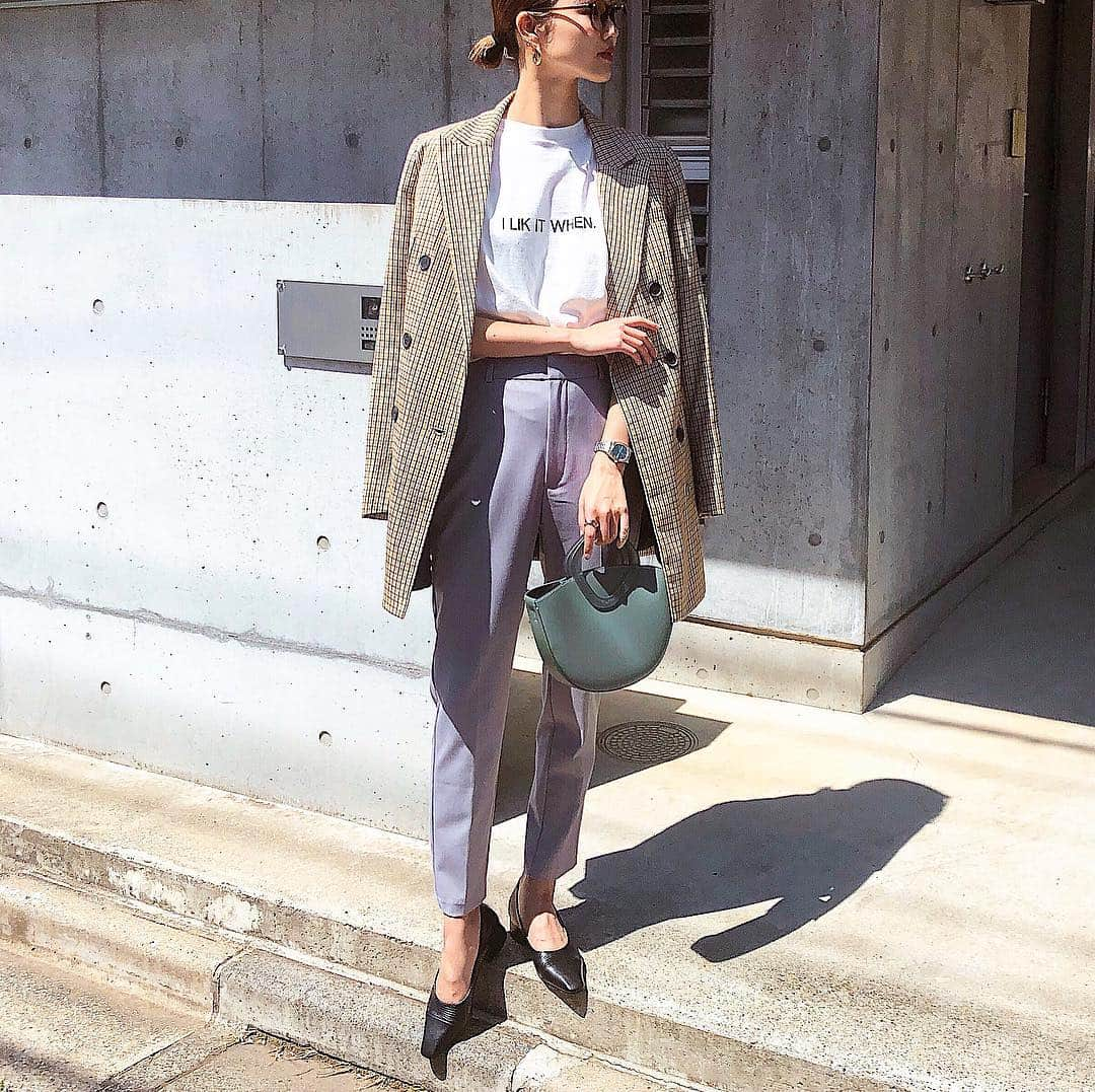 影山可蓮さんのインスタグラム写真 - (影山可蓮Instagram)「・ ・ #outfit 🐭 ・ ・ 今日の私服💼 珍しくカラー多め🌈 最高のあったかさで 半袖Teeいけたっ☀️ ・ ・ TOPS @etretokyo  SHOES @felim__  PANTS  @gu_for_all_  OUTER @bershkacollection  ACC @akte_official  BAG @charleskeith_jp ・ ✔️TEE  何にでも合わせられるシンプルロゴTは 愛してやまないETREで♡ 新作を一足お先に✨ この季節はジャケット合わせが安定かなぁ◎ ・ ・ ✔️PANTS  GUのプチプラパンツー！ #ウエストリボンテーパードパンツ  のリボンを外して履いてるよ👖 今月のJJでも履いてる📚 ・ ・ ✔️SHOES とんがり靴がやっぱり好きや👠 カジュアル感も残されてるレザーデザインで使いやすい！ ・ ・ ✔️ACC 言わずもがなピアスは #AKTE です💎w ・ ✔️ OUTER  Bershkaにてパンツと合わせて年末あたりにゲトってたやつ、おろしたー！ 今は売ってないかも？です😭 ・ ・ ✔️BAG  charles&keithで春カラー導入🍏 プチプラ高見えの定番ね🙆🏼 ・ ・ #outfit #ootd  #fashion #instafashion  #coordinate  #jacket  #instagram  #シンプル #コーデ #コーディネート #今日のコーデ #私服 #karen_k_outfit」4月16日 21時06分 - karenoutfits