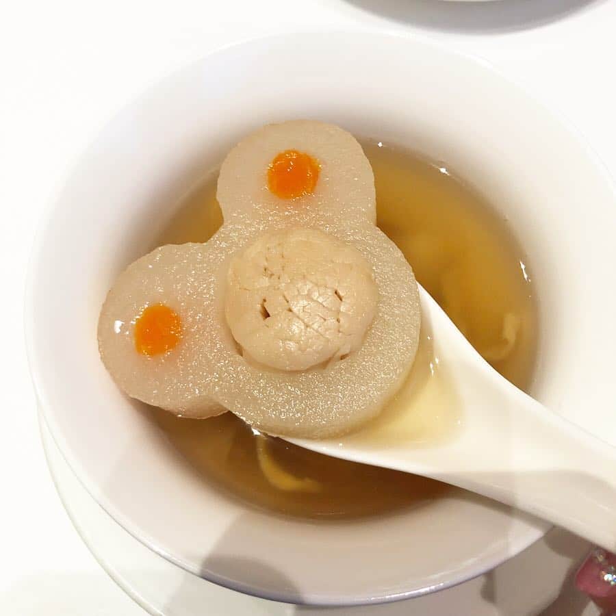 野本愛さんのインスタグラム写真 - (野本愛Instagram)「昨日の夜は香港ディズニーランドホテルで、ディズニー飲茶のコースを食べましたー😊💓💓 . 食べた一部を紹介します❤️ . 一皿一皿ミッキーの形になっていたり、ディズニーのキャラクターがいてとっても可愛いだけでなく、 味がめちゃくちゃ美味しかった😍💓💓 . どれも日本人の口に合うし、レベルが高かった❣️❣️ . 美味しすぎて食べすぎたー🥰🥰🥰✨✨✨ . 特に貝柱のスープがダシがきいていてすごく美味しかったなー❤️ . いやー香港ご飯美味しすぎですーー😍😍😍😍 . 香港ディズニーランドホテルは白を基調としていて、プリンセス感とラグジュアリー感のある素敵なホテルでした😍💓 . ガラスの靴がついたシャンデリアも華やか素敵で、泉ちゃんとキャーーー可愛いー💕とテンション上がりました😍💓 . 個性の違うホテルがあるのも香港ディズニーの魅力の一つだなぁー☺️✨✨ . #香港ディズニーランド  #女子旅　 #ここはもっとハッピー #香港旅行 #香港ディズニーランドホテル #ディズニー飲茶 #インスタ映え #ディズニー好きな人と繋がりたい #香港好きな人と繋がりたい #海外旅行 #海外旅行好きな人と繋がりたい #旅コーデ #海外好き #香港グルメ #飲茶 #旅スタグラム #旅好き女子 #海外ディズニー #hongkongdisneyland #hongkongtravel #香港迪士尼樂園」4月16日 21時06分 - himemode