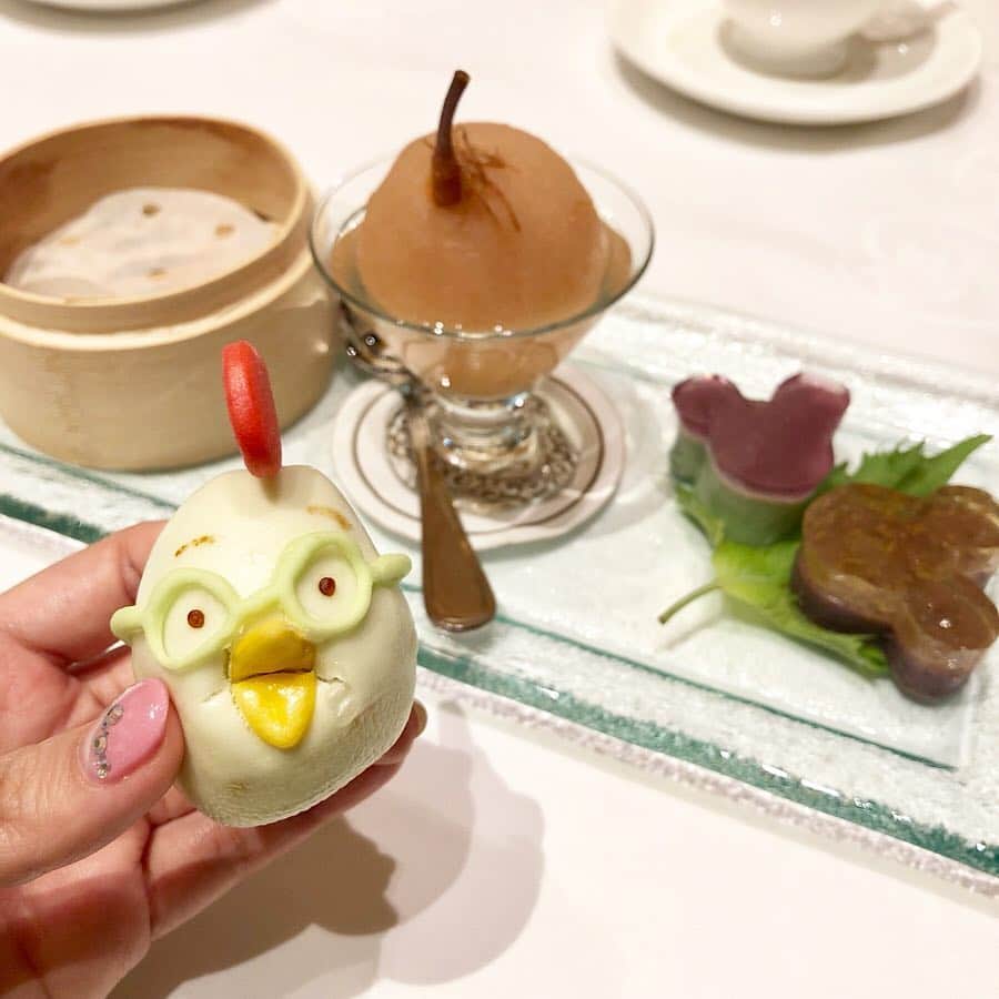 野本愛さんのインスタグラム写真 - (野本愛Instagram)「昨日の夜は香港ディズニーランドホテルで、ディズニー飲茶のコースを食べましたー😊💓💓 . 食べた一部を紹介します❤️ . 一皿一皿ミッキーの形になっていたり、ディズニーのキャラクターがいてとっても可愛いだけでなく、 味がめちゃくちゃ美味しかった😍💓💓 . どれも日本人の口に合うし、レベルが高かった❣️❣️ . 美味しすぎて食べすぎたー🥰🥰🥰✨✨✨ . 特に貝柱のスープがダシがきいていてすごく美味しかったなー❤️ . いやー香港ご飯美味しすぎですーー😍😍😍😍 . 香港ディズニーランドホテルは白を基調としていて、プリンセス感とラグジュアリー感のある素敵なホテルでした😍💓 . ガラスの靴がついたシャンデリアも華やか素敵で、泉ちゃんとキャーーー可愛いー💕とテンション上がりました😍💓 . 個性の違うホテルがあるのも香港ディズニーの魅力の一つだなぁー☺️✨✨ . #香港ディズニーランド  #女子旅　 #ここはもっとハッピー #香港旅行 #香港ディズニーランドホテル #ディズニー飲茶 #インスタ映え #ディズニー好きな人と繋がりたい #香港好きな人と繋がりたい #海外旅行 #海外旅行好きな人と繋がりたい #旅コーデ #海外好き #香港グルメ #飲茶 #旅スタグラム #旅好き女子 #海外ディズニー #hongkongdisneyland #hongkongtravel #香港迪士尼樂園」4月16日 21時06分 - himemode