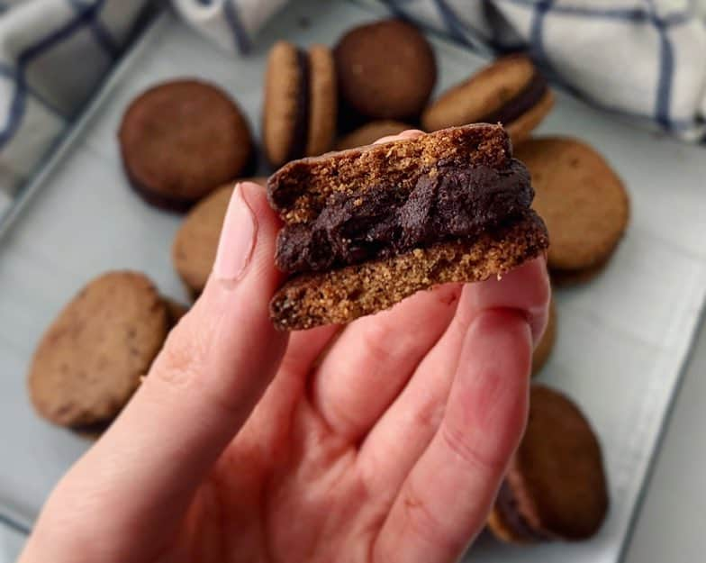 LINA（吉村リナ）さんのインスタグラム写真 - (LINA（吉村リナ）Instagram)「Almond butter chocolate cookie sandwich 🍪🍫👅 One of my favorite invention 🤤 #vegan ・  アーモンドバターの塩チョコレートクッキーサンド🍪🧂🍫最近発明した、お気に入りのひとつ🤭💖 外はサクッと、中はピンクソルト入りのもちっとチョコレート🤤」4月16日 21時08分 - lina3336