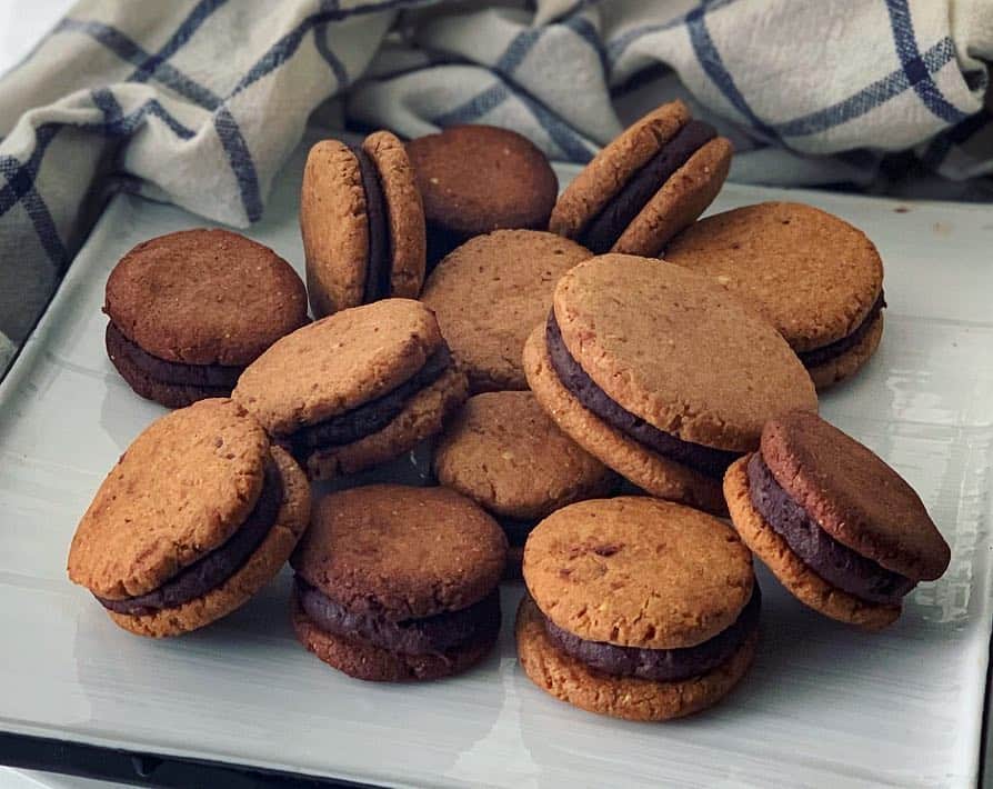 LINA（吉村リナ）さんのインスタグラム写真 - (LINA（吉村リナ）Instagram)「Almond butter chocolate cookie sandwich 🍪🍫👅 One of my favorite invention 🤤 #vegan ・  アーモンドバターの塩チョコレートクッキーサンド🍪🧂🍫最近発明した、お気に入りのひとつ🤭💖 外はサクッと、中はピンクソルト入りのもちっとチョコレート🤤」4月16日 21時08分 - lina3336