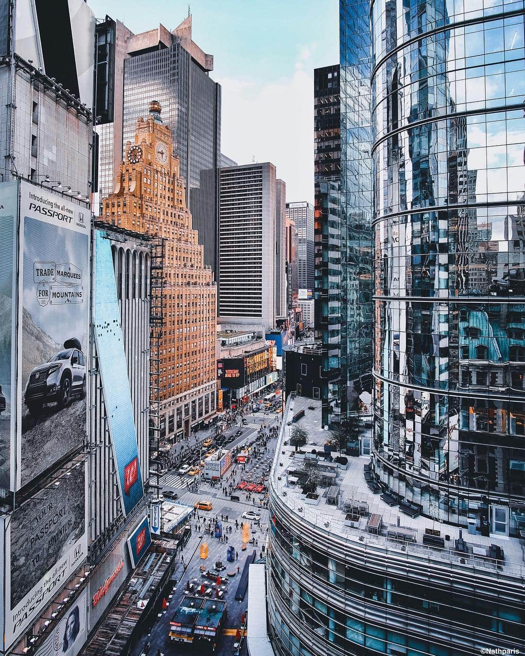 nathparisのインスタグラム：「Good morning Times Square  @theknicknyc @nycgo @xlairways  #seeyourcity #xlairways #partners」