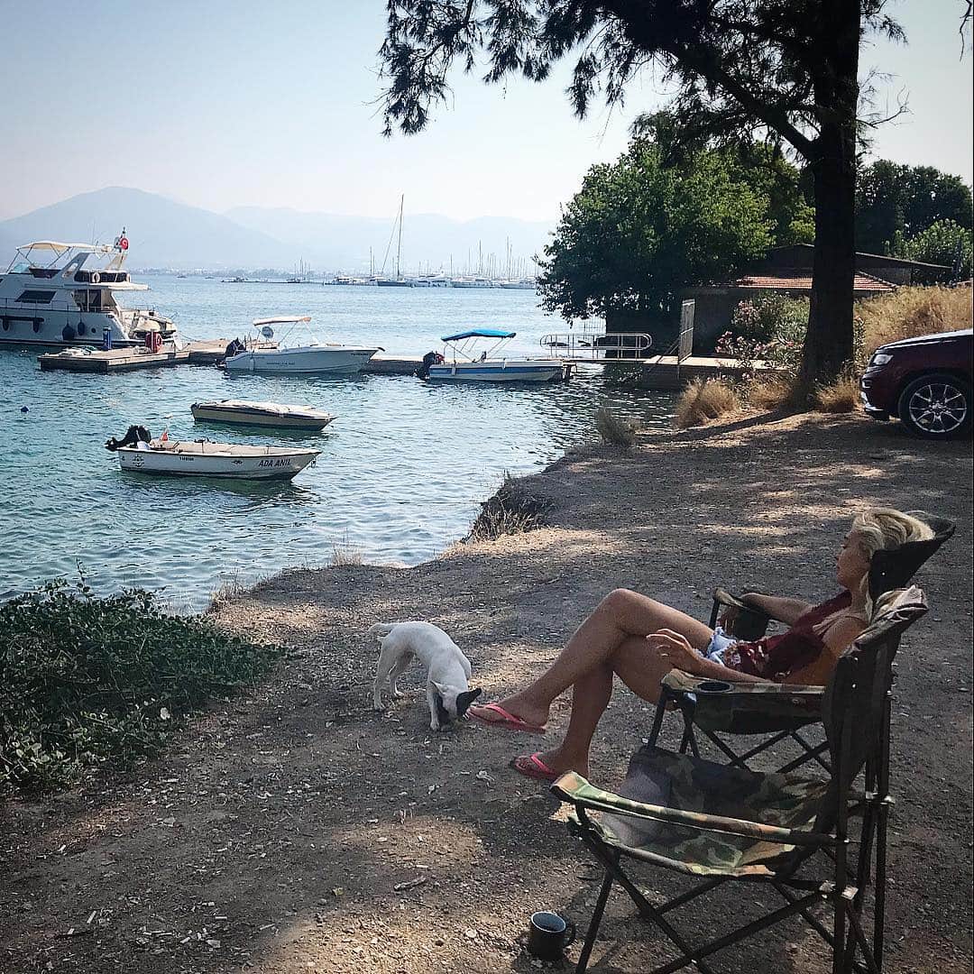 のインスタグラム：「Arşivime bakarken karavan tatilinden kalan bu fotoğrafı buldum.Paylaşmadan duramadım.O geçen süreyi kısaca özetlemek istedim.1,5 ay süren bu macerayı 2,3 eşya ile bitirdim.Yaklaşık 10 tane kitap okudum.Hiç televizyon izlemedim.Günde max 10 dakikamı telefonda harcadım.Bol bol yazı yazdım.Minimal bir hayat yaşıyabildiğimi ve bununla ne kadar mutlu olduğumu öğrendim.Güneşin doğuşunu ,batışını izledim.Ay ışığıyla uyuyup, güneşin sıcaklığıyla uyandım.Esen rüzgarda ağaçları izledim.Böceklerle bile kanka oldum.Onların hayatına uyum sağladım.😂Nefes aldığımı,yaşadığımı hissettim.Doğada olmak böyle bişeydi işte.Yazarken bile o anları  tekrar yaşadım.İçim açıldı.🦋🍀🕷🦆🐝🐬🦎🐶🌴 #naturelovers #doğa #tb #caravanlife」