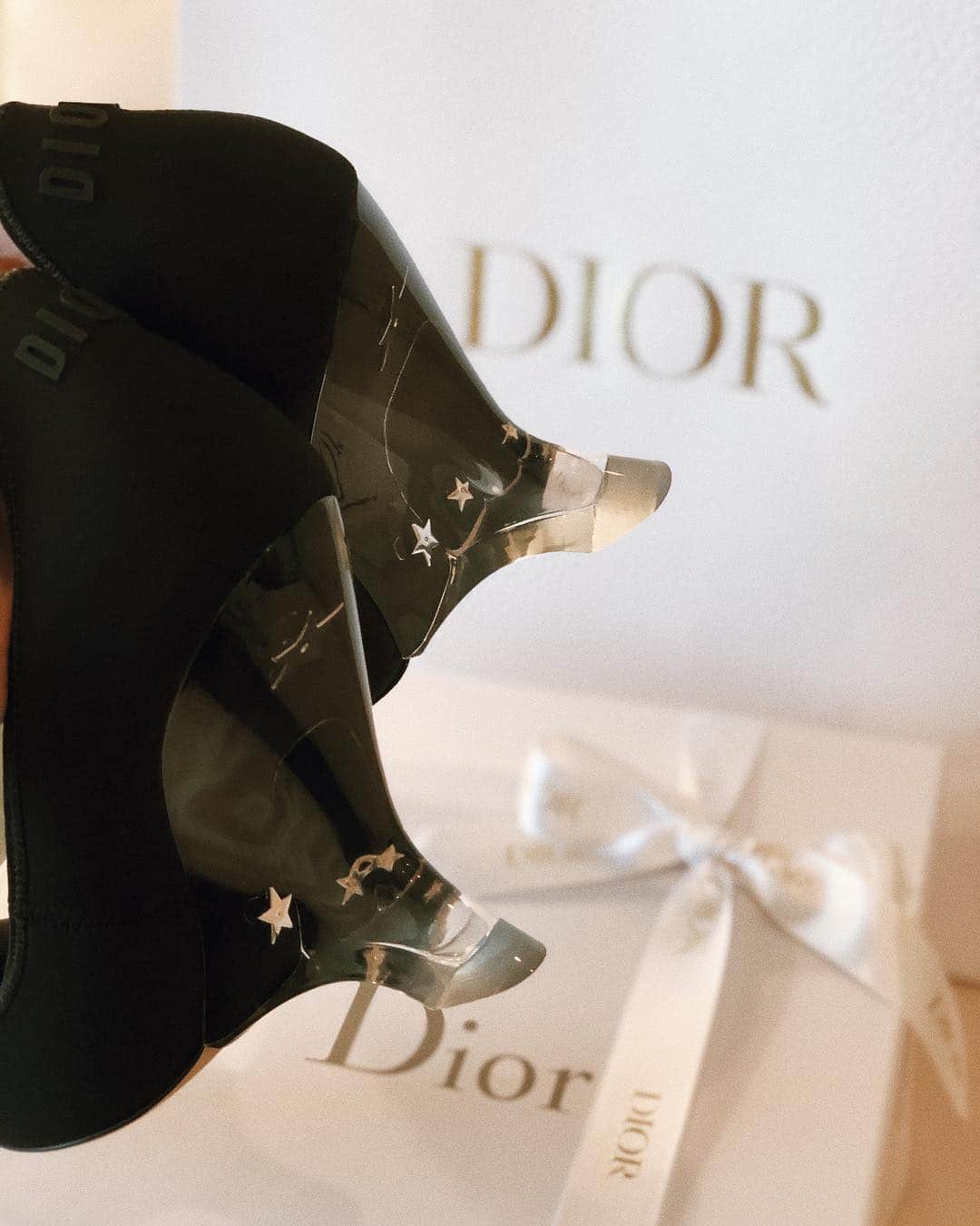 JUNKO（飯田順子）さんのインスタグラム写真 - (JUNKO（飯田順子）Instagram)「👠🦄👠🦄 ・ Diorのパンプスは履きやすくて好き🎀 ・ クリアソールのサンダルはソールの部分がとっても可愛い❤️😍 swipe☞☞☞☞☞ ・ @dior  #ootd  #outfit #靴大好き」4月16日 21時17分 - jun__ko_
