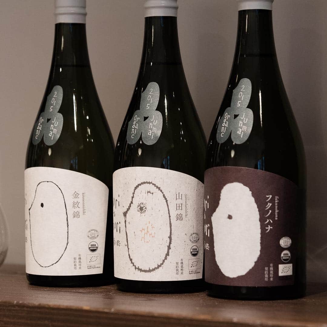 haconiwa / 箱庭さんのインスタグラム写真 - (haconiwa / 箱庭Instagram)「石川県 金沢市の純米蔵・福光屋 @fukumitsuya から新ブランド「禱と稔（いのりとみのり）」が誕生し、4月5日（金）に3種が発売となりました。福光屋が有機栽培を取り組みはじめて10年。福光屋初の有機純米酒ブランドです。 ・ パッケージデザインを担当したのは、ミナ ペルホネンの皆川明氏。 お米一粒に宿る心を横顔に見立て、それぞれの銘柄の個性を版画、ドローイング、切り絵の手法でデザインされてます。プレゼントやおもたせにもぴったりのお酒です。 ・ 詳しくは箱庭の記事で！ http://www.haconiwa-mag.com/magazine/2019/04/inoritominori/ ・ #お酒 #日本酒 #福光屋 #禱と稔 #inoritominori #ミナペルホネン #皆川明 #純米酒」4月16日 21時18分 - haconiwa_mag