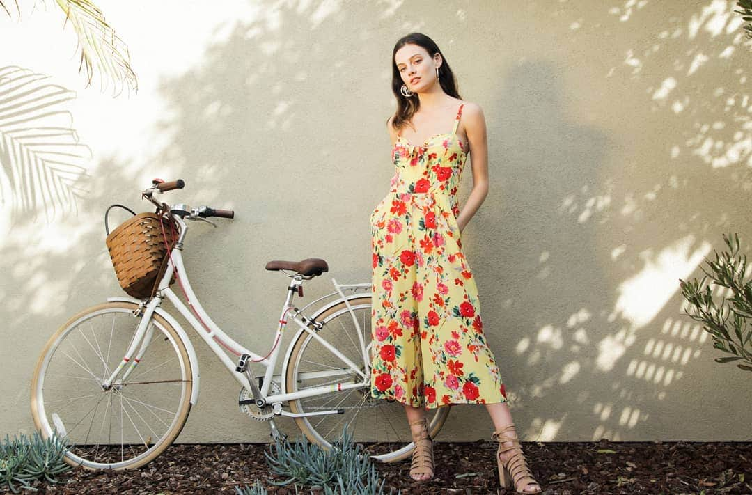 ユミキムさんのインスタグラム写真 - (ユミキムInstagram)「For days when a dress just may not do, but you still want your dose of florals, we have a solution.  Our favorite Pretty Chic Jumpsuit is now available in Sunnyside Yellow!  #sunnysideoflife #newarrivals #YumiKim」4月16日 21時13分 - yumikim