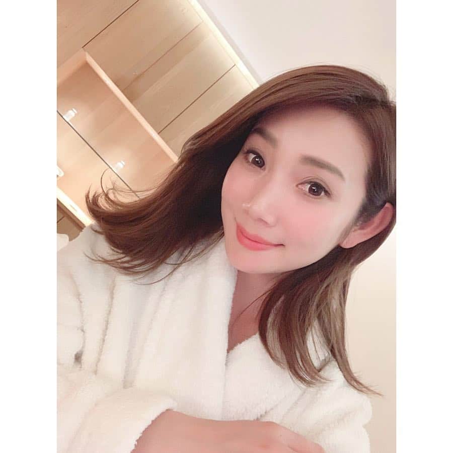 吉田美紀さんのインスタグラム写真 - (吉田美紀Instagram)「・ わたしの周りの美しい人が こぞって通っているサロンが気になり 念願叶って初 @flux.spa へ。 ・ ウワサに聞いていた水素トリートメント。 ビックリするくらい身体が軽くなったし 肌が1トーンどころか2トーンくらい明るくなって いかに「くすんでいたか…」を実感。。。 ・ 40にもなり蓄積されている 活性酸素を取り除いていきたい！！ ・ 少しでも若々しくいられる為に これからも通いたいサロンのひとつに加わりました！ ・ 美しい人達が通い続けている理由に大納得です♡ ・ @flux.spa ・ #fluxspa #beauty #antiaging #beautysalon #daikanyama #水素トリートメント #活性酸素除去 #美容 #アンチエイジング #エイジングケア #フラックススパ」4月16日 21時16分 - miki__yoshida