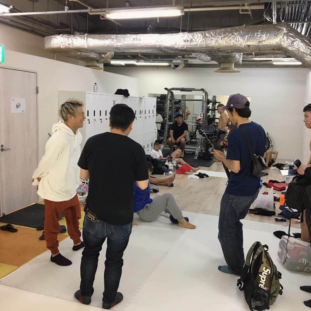 武尊さんのインスタグラム写真 - (武尊Instagram)「今日は8年間住んでいた思い出の場所「町田」で１日ロケ🎥 昔働いていたバイト先にも！ 原点に戻れて気合い入った。」4月16日 21時17分 - k1takeru