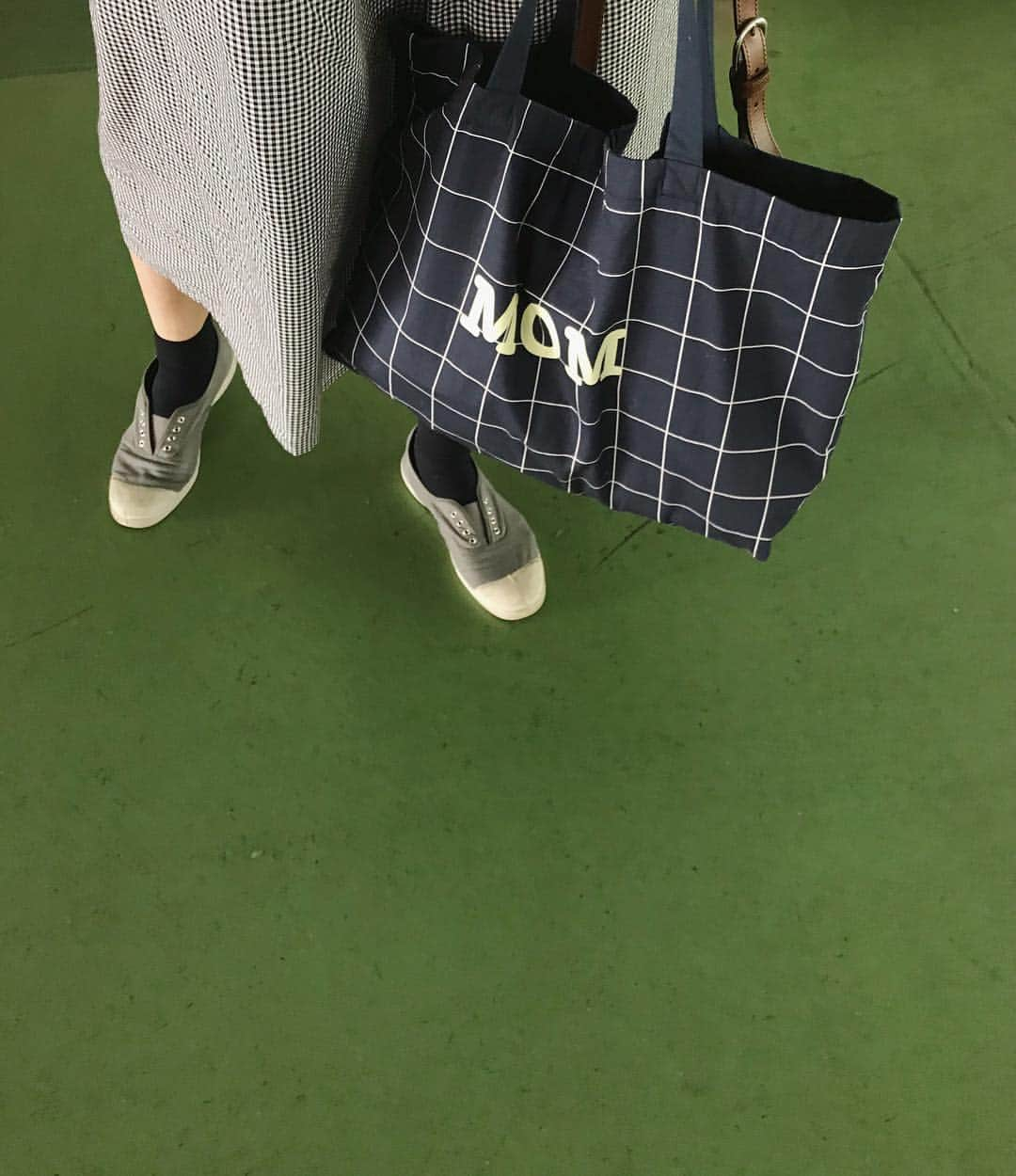 AMOさんのインスタグラム写真 - (AMOInstagram)「"MOM" bag. 🤱  景都さん @katiiesakai の baby&kidsブランド @tytaar.official のもの。 今日はこれにスリッパや書類を入れて 保護者会へ。📁🖋 幼稚園の見学会や説明会の時も、 いつもこのバッグを持ち歩いていた。 サブバッグとして 使いやすいサイズ感。 ネイビーだから スーツ姿で持っても浮かないので 重宝しています。」4月16日 21時17分 - amo_whale