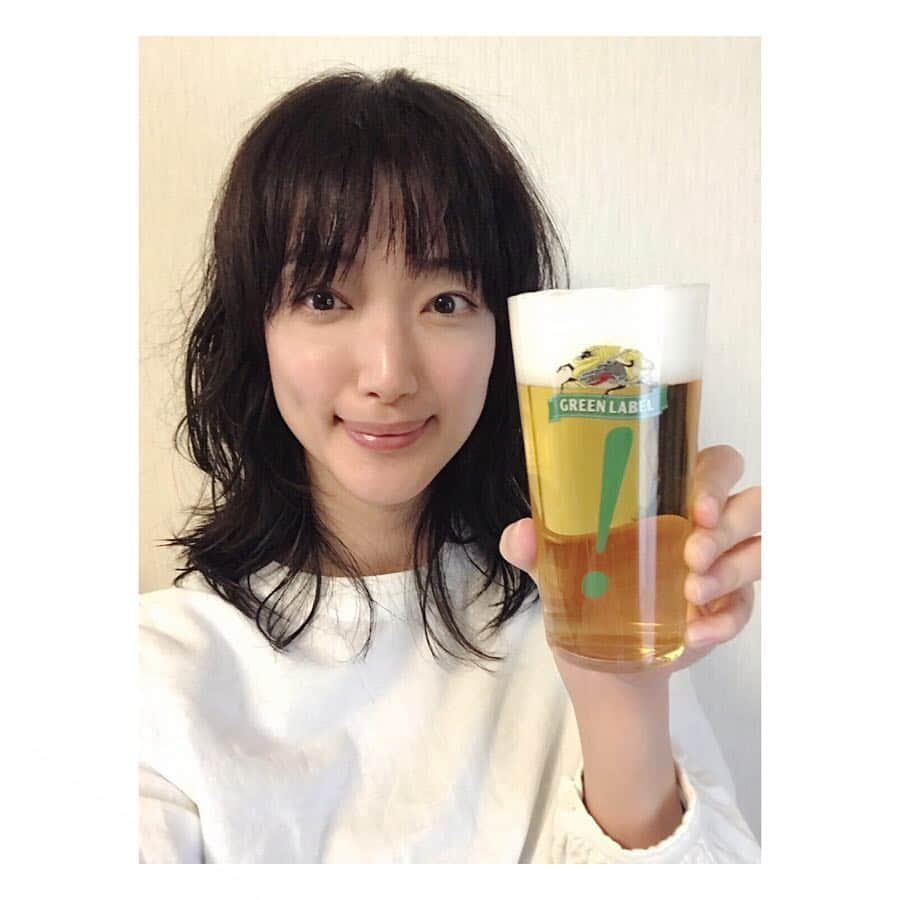 入山法子さんのインスタグラム写真 - (入山法子Instagram)「InRedの企画でお世話になった、淡麗グリーンラベル様より、スペシャルキットをいただいてしまいました ！！ ありがとうございます！！ CMと同じビックリマーク入りグラス👀✨✨✨可愛すぎます。  新しくなったという淡麗グリーンラベル。  今までもお家でよくいただいていましたが、より一層爽やかになった香りと味わいが美味しくて、 ますますファンになりました！  暖かくなるこれからの季節にぴったり。  オフの日に新しいグリーンラベルと過ごす時間が楽しみです。  #グリーンラベル  #このおいしさは発明です  #新発売  #糖質オフ」4月16日 21時26分 - iriyamanoriko_official