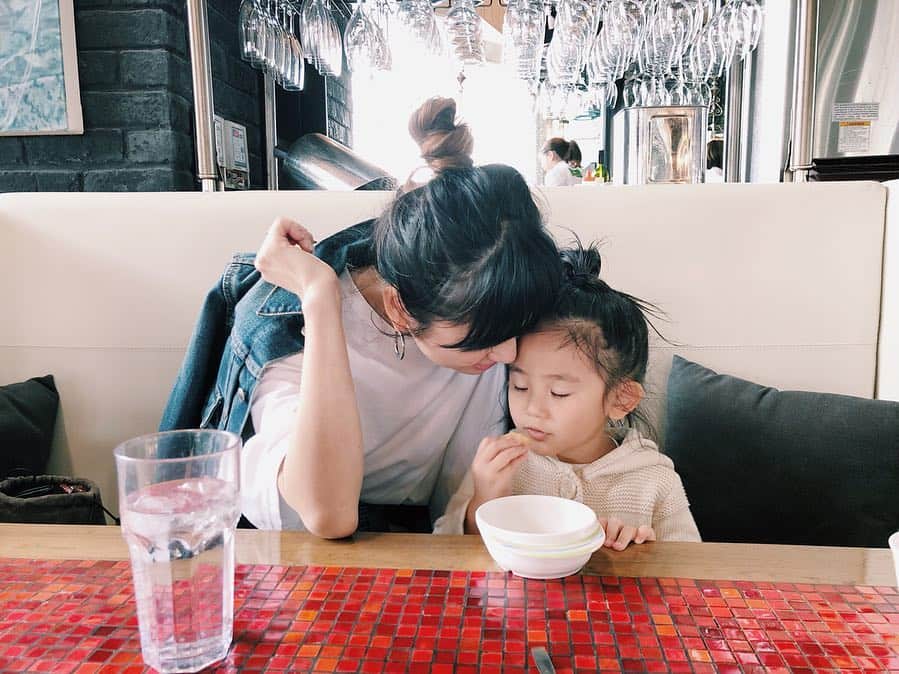 原田沙奈子さんのインスタグラム写真 - (原田沙奈子Instagram)「アマネのおでこに自分の目のくぼみを押し当てるやつ、いつもやっちゃうんだけど実は迷惑なのかなー。笑 暖かいおでこにフィットして幸せ感じるんだけどな♡ #娘との温度差#食べ物に夢中」4月16日 21時19分 - sanakoharada