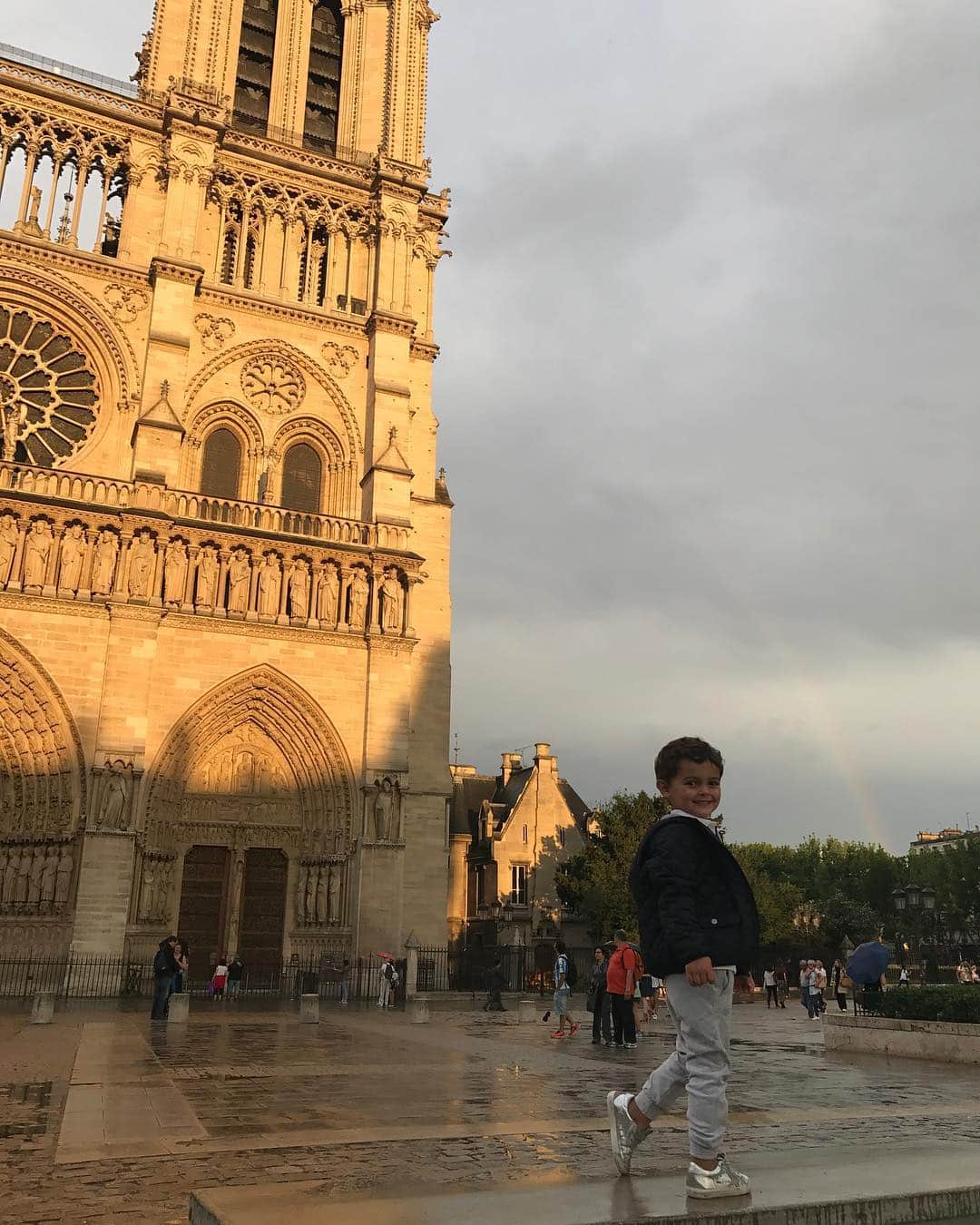 ジョーダナ・ブリュースターさんのインスタグラム写真 - (ジョーダナ・ブリュースターInstagram)「🌈 💜#notredame」4月16日 21時20分 - jordanabrewster