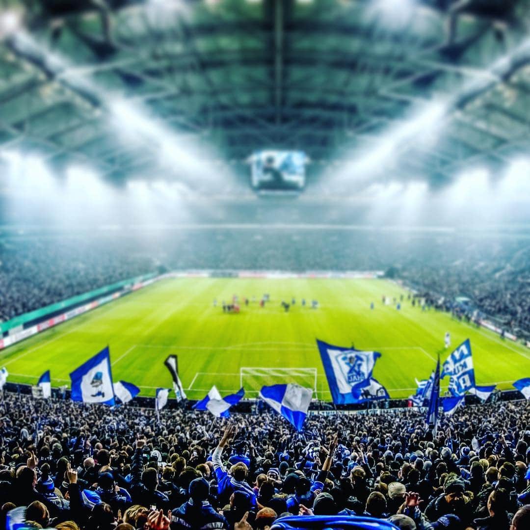 シャルケ04さんのインスタグラム写真 - (シャルケ04Instagram)「Saturday night under the floodlights auf Schalke! Tag a friend who you will support #Schalke against Hoffenheim in the @veltins_arena with! 👇🏼🔵⚪️ . . #S04 #Schalke #Knappen #Königsblau #🔵⚪️ #Arena #Atmosphere #Futbol #Football #Soccer」4月16日 21時23分 - s04