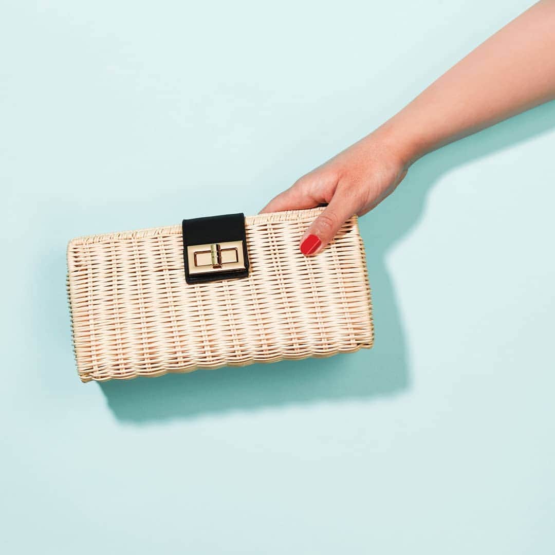 のインスタグラム：「Designed with a basket weave, our Megan clutch (🔍: 6908591100) provides an unexpected, modern texture to your evening edit. Get ahead of the trend and buy it now ready for the long weekend... 💯 Tap the link in the bio to shop now.  #Accessorize」