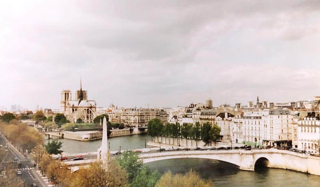 Rihoのインスタグラム：「早朝 Parisに住む友人のFacebookでノートルダムの火災を知りました。  Parisの心臓が  とてもショックで悲しい目覚めでした。 娘に見せる前に こんな悲しいことになってしまうなんて。。 ずっと当たり前のようにそこにあった あのノートルダムが。  再建されることを心より祈っています。」