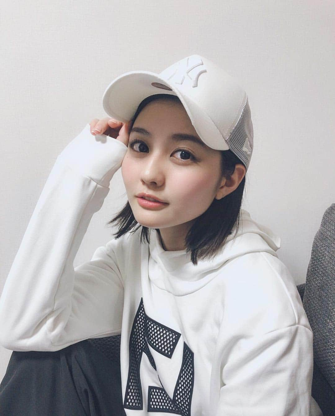 林ゆめさんのインスタグラム写真 - (林ゆめInstagram)「白と黒🖤 どっちがすき？☺️ _ _ _ #キャップ #cap #newera #fashion」4月16日 21時25分 - ___yuume.18