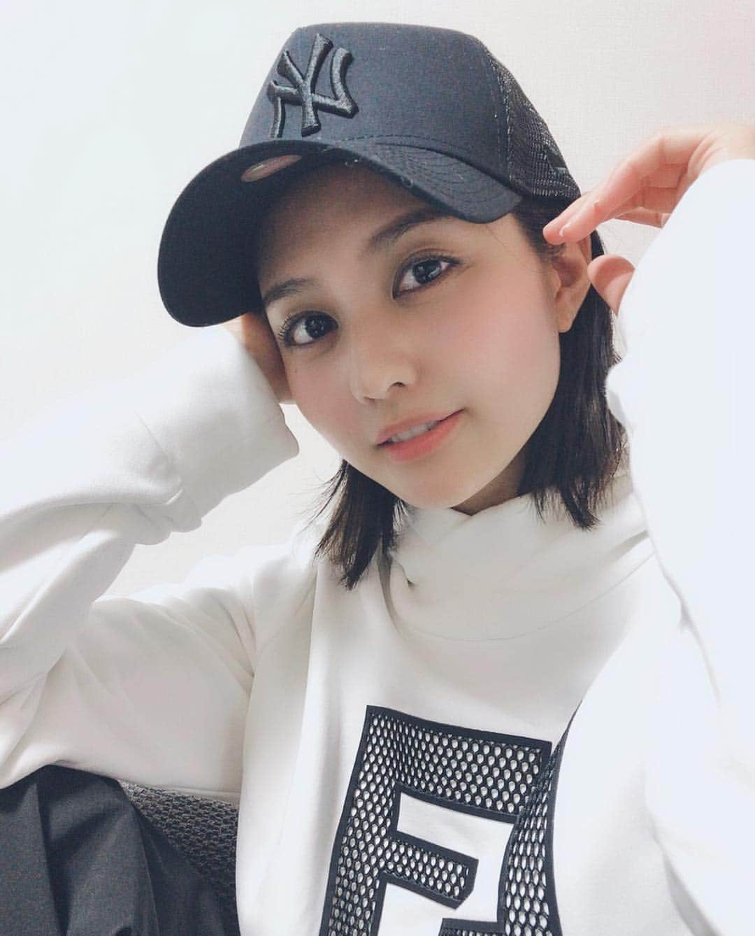 林ゆめさんのインスタグラム写真 - (林ゆめInstagram)「白と黒🖤 どっちがすき？☺️ _ _ _ #キャップ #cap #newera #fashion」4月16日 21時25分 - ___yuume.18