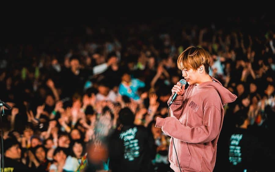 GENさんのインスタグラム写真 - (GENInstagram)「YONFES2019 かりゆしと握手交わしてるやつ みんな心こもってる感じして好き photo by @yamada_mphoto #ヨンフェス余韻もそろそろこの辺で」4月16日 21時35分 - 04genls