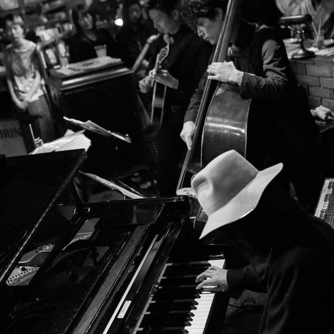dorlisのインスタグラム：「YoYo the Pianoman デビューアルバム リリース記念ライブ！ ステージと客席に境目のない空間は、皆親戚なの？というくらい、まさにアットホームで皆が笑顔の、とても素敵なステキな最高のライブでした！  #dorlis #yoyo #yoyothepianoman #吉祥寺sometime #ピアノ #jazz #eos5dmark4」