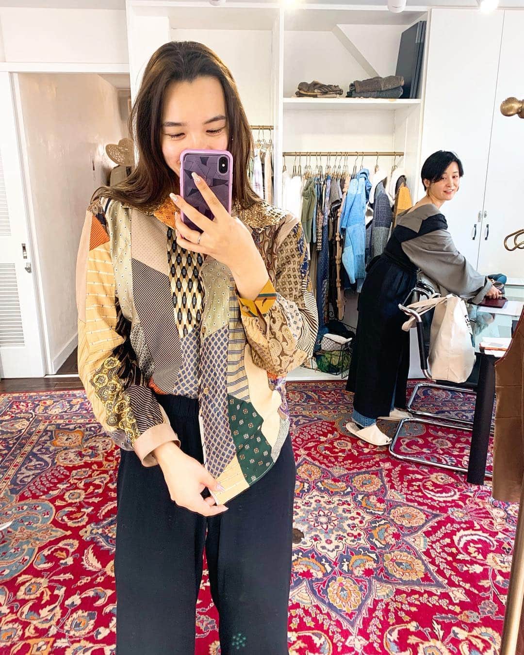 梅園アマンダのインスタグラム：「ネクタイで作られたシャツなの！❤︎ . MALION vintage には、可愛いお洋服もアイテムも盛りだくさん📚  2枚目の首にしているチョーカーがとっても長くって、それまたkawaiiのさ🐍♡ . 1番ビックリしたのは、みんなでいい写真だねぇ〜て眺めていたlook bookのカメラマンさんが、青学の先輩 @abe_yusuke だったこと！！ 嬉しい〜🥰🥰 . #malionvintage #malion #vintage #fashion」